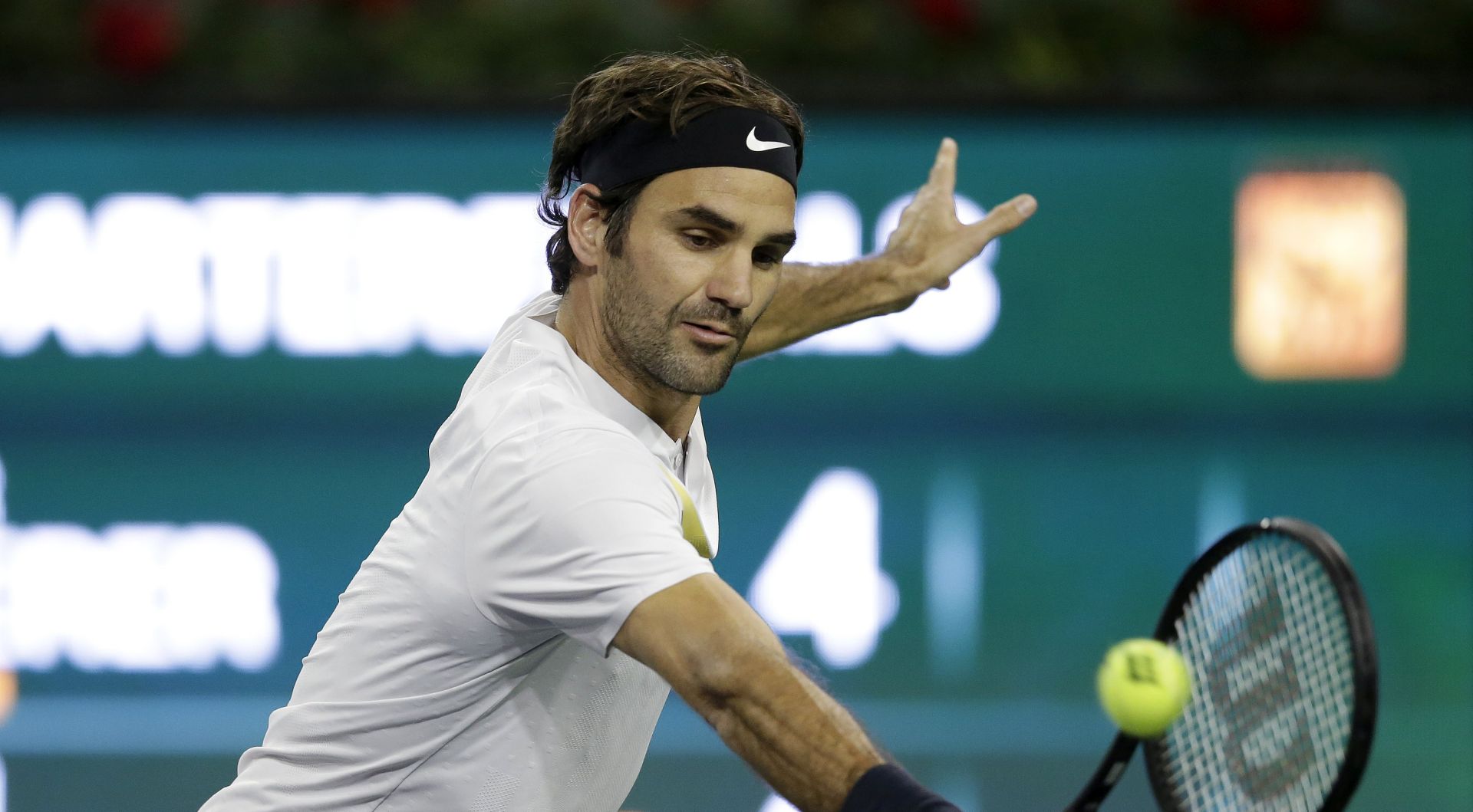 epa06607244 Roger Federer of Switzerland in action against Hyeon Chung of South Korea during the BNP Paribas Open at the Indian Wells Tennis Garden in Indian Wells, California, USA, 15 March 2018.  EPA/PAUL BUCK