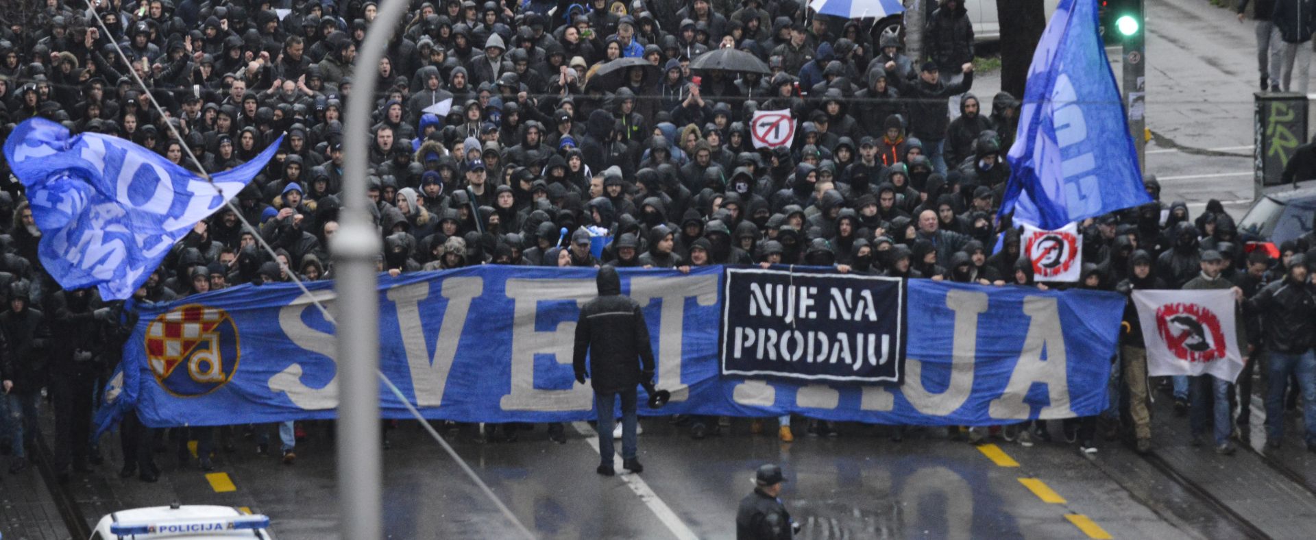 Zagreb, 17.3.2018. - Navijačka grupa Bad Blue Boys na 32. rođendan grupe organizirala je prosvjednu šetnju (umjesto odlaska na utakmicu Dinamo - Rudeš) od Kvaternikovog trga prema stadionu Maksimir.
foto HINA/ Admir BULJUBAŠIĆ/ ml
