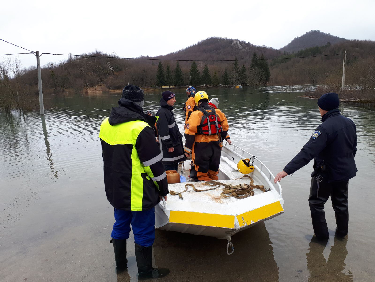 Kosinj/Peruiæ, 18.3.2018. - Stanje na poplavljenom podruèju Kosinjske doline u Opæini Peruiæ i danas je teko, u Kosinjskoj dolini voda je ula u 30-tak kuæa, no nitko nije ostavljen bez pomoæi, u pet naselja bez struje dostavljeni su agregati pa stanovnici imaju struju za najnunije potrebe, doznaje se u nedjelju u Stoeru civilne zatite Opæine Peruiæ.
foto HINA/ HGSS/ ml