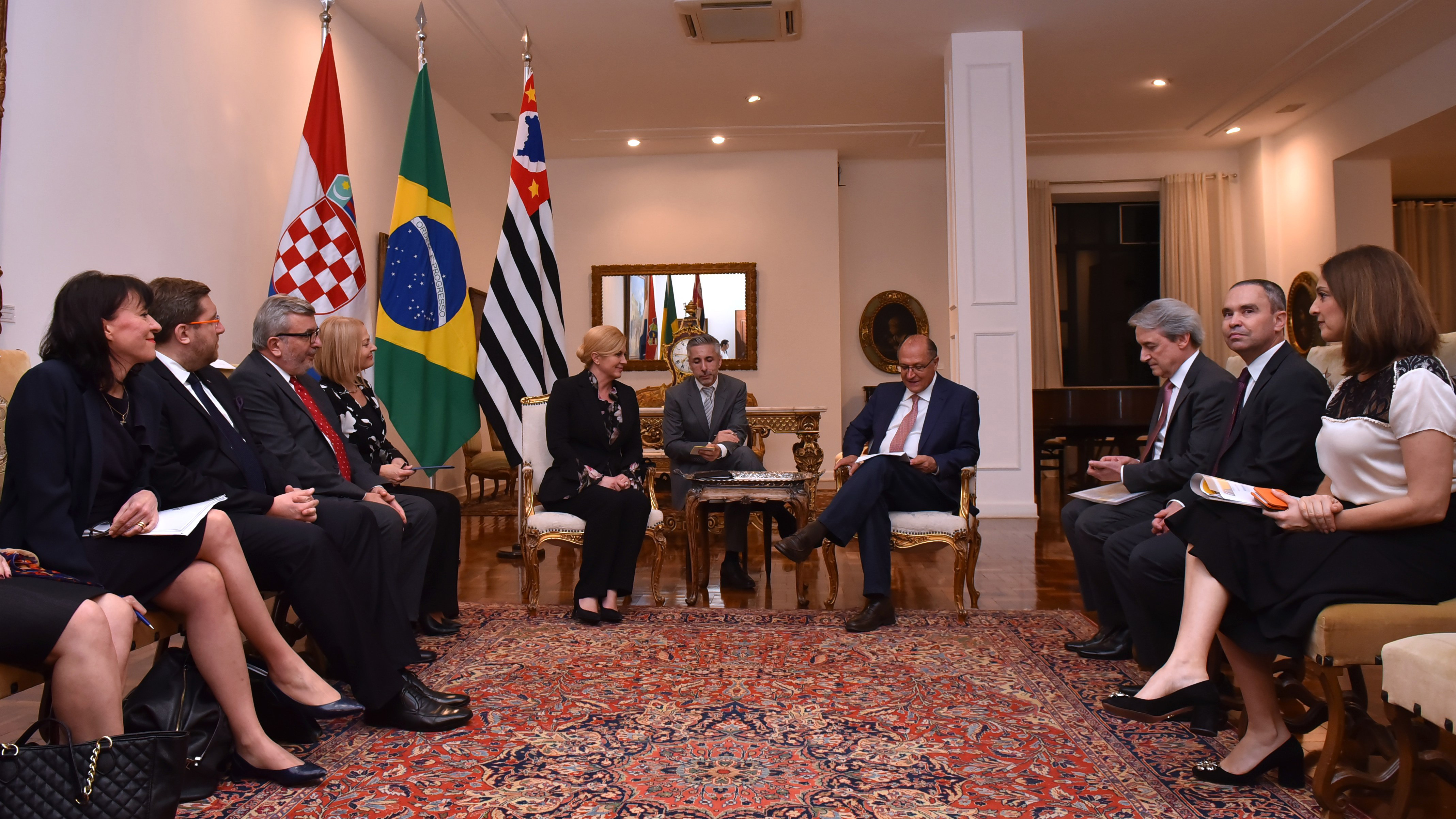 Sao Paulo, 20.3.2018 - Hrvatska predsjednica Kolinda Grabar-Kitaroviæ susrela se u ponedjeljak naveèer s guvernerom drave Sao Paulo Geraldom Alckminom, priopæio je Ured predsjednice, dodajuæi da je tijekom razgovora utvrðeno da su bilateralni odnosi Hrvatske i Brazila dobri ali kako je suradnji potrebno dati bolji smjer i sadraj. Susretom s Alckminom predsjednica je poèela dvodnevni radni posjet Brazilu, dravi kojom zavrava svoju junoamerièku turneju, nakon Argentine i Èilea.
foto HINA/ Ured predsjednice/ ua