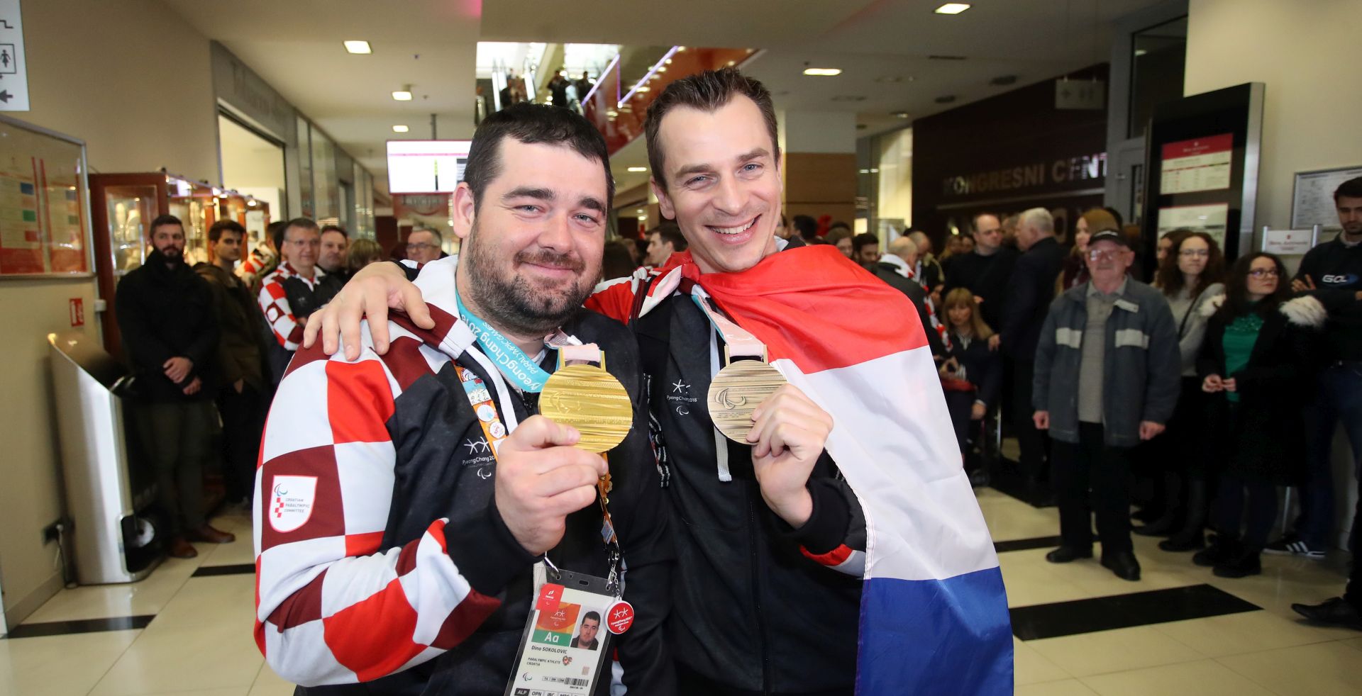Zagreb, 20.03.2018 - Doèek Hrvatske paraolimpijske reprezentacije u hotelu Antunoviæ nakon povratka sa XII Paraolimpijskih igara u Pjongèangu. Na slici osvajaè zlatne medalje u slalomu Dino Sokoloviæ (L) i osvajaè bronèane medalje u snowboardu Bruno Bonjak (D).
foto HINA/ Damir SENÈAR /ds