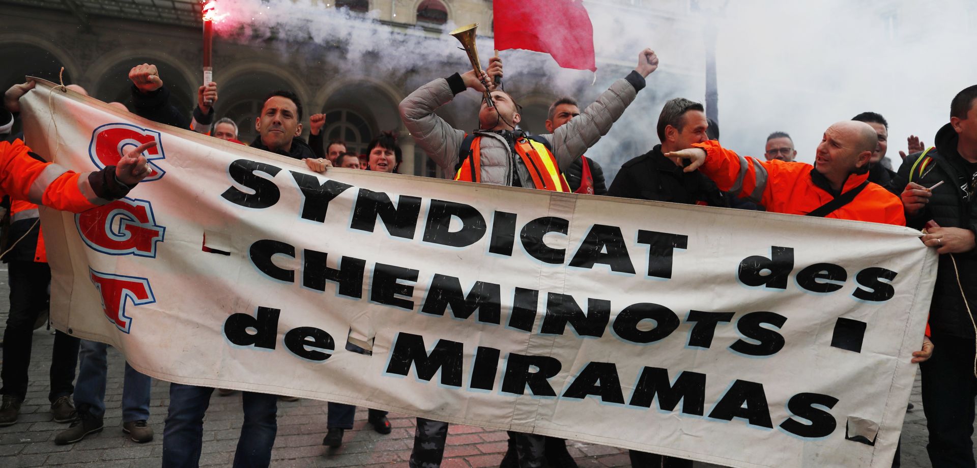 epa06620314 Protesters of the French General Confederation of Labour union (General Confederation of Labour or CGT) take part in a demonstration during a nation-wide strike day affecting public services, in Paris, France, 22 March 2018. A national strike day was called by public sector workers and labor unions to defend labor rights and pensions.  EPA/IAN LANGSDON
