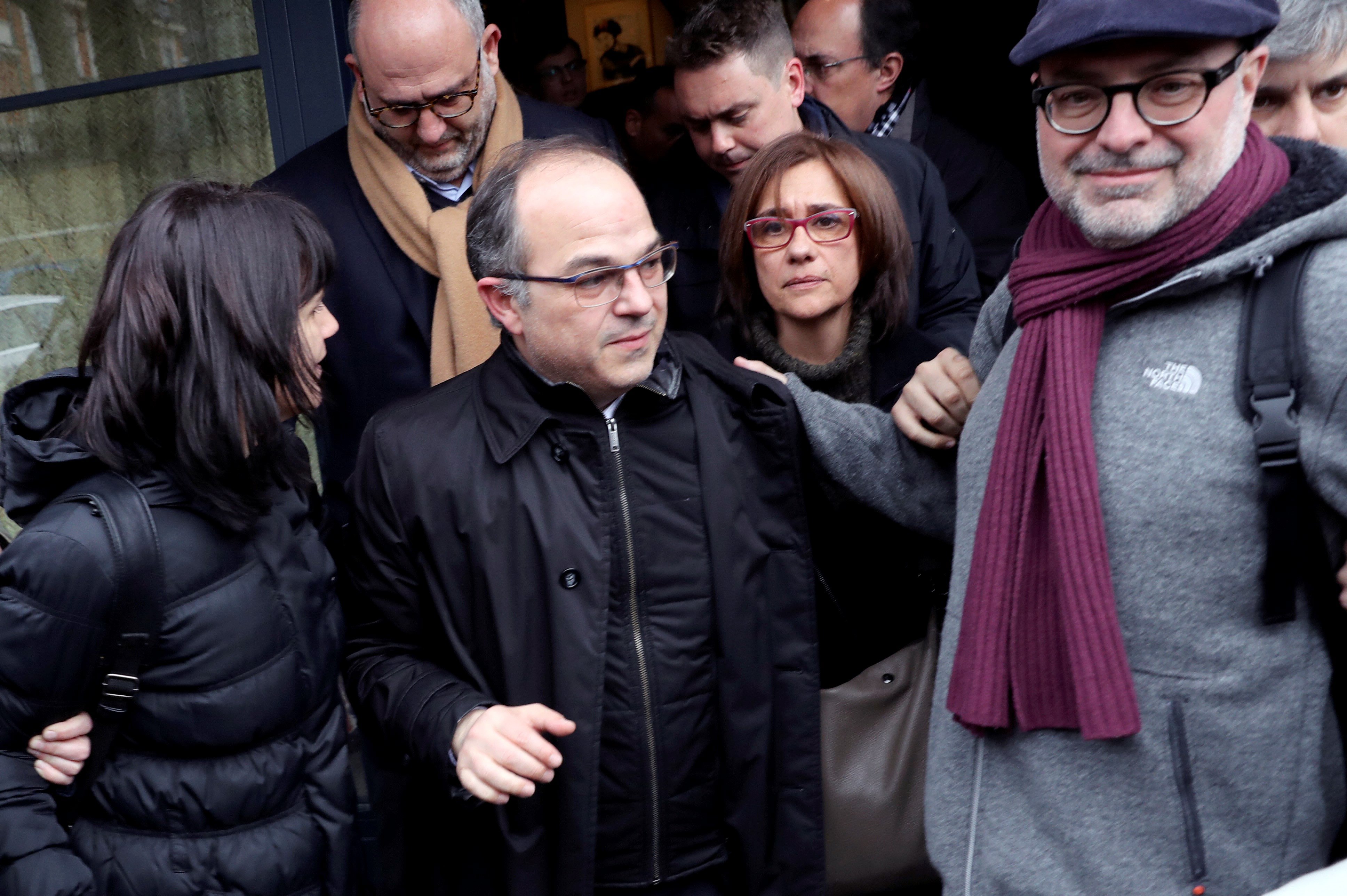 epa06624066 JCatalan Party Junts per Catalunya (JxCat)'s candidate to Catalan Presidency Jordi Turull (C) says goodbye to supporters before returning to the High Court, in Madrid, Spain, 23 March 2018. High Court's judge investigating the Catalan independence process in Catalonia Pablo Llarena will announce prosecutions against six Catalan pro-independence politicians accused of different charges like rebellion, sedition, and misappropriation. The political figures accused are former Catalan Parliament's Speaker Carme Forcadell, ERC party's Member in Parliament Marta Rovira and Catalan former ministers Raul Romeva, Josep Rull, Dolors Bassa and presidential candidate Jordi Turull, who didn't receive the needed support to be sworn-in as President in the vote held the previous day in the Catalan Parliament.  EPA/BALLESTEROS