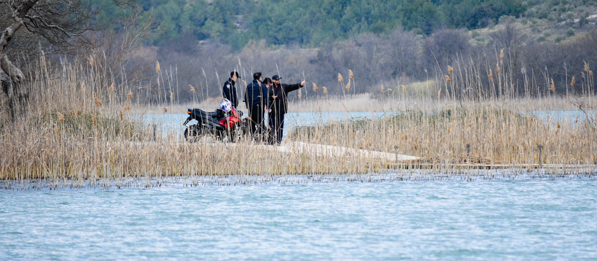 ibenik, 25.03.2018 - Nakon cjelodnevne potrage u kojoj je sudjelovalo 50-tak spasitelja, u nedjelju naveèer  zbog mraka prekinuta je potraga za 16-godinjim mladiæem koji je juèer oko 18 sati pao u rijeku Krku s èamca koji se prevrnuo kod otoèiæa Visovca. Na slici policija tijekom potrage.
foto HINA/ ik