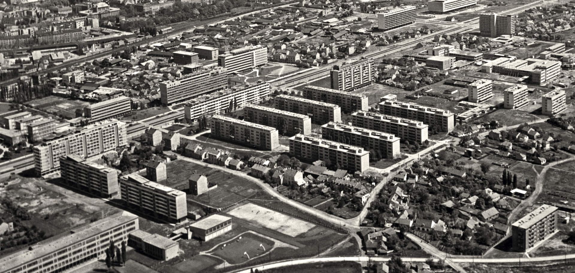 Zagreb, 26.3.2018. - Kao dio projekta Zagrebaèki kvartovi Muzeja grada Zagreba u srijedu, 28. oujka u tom æe se muzeju otvoriti studijska izloba "Trnje  prostor i ljudi", posveæena kvartu koji je u posljednjih stotinjak godina proao metamorfozu od periferije do ireg centra grada. Na fotografiji prostor istoèno od raskrija Savske ceste i Ulice proleterskih brigada (danas Ulica grada Vukovara), 1958.
foto HINA/ Muzej grada Zagreba/ ml