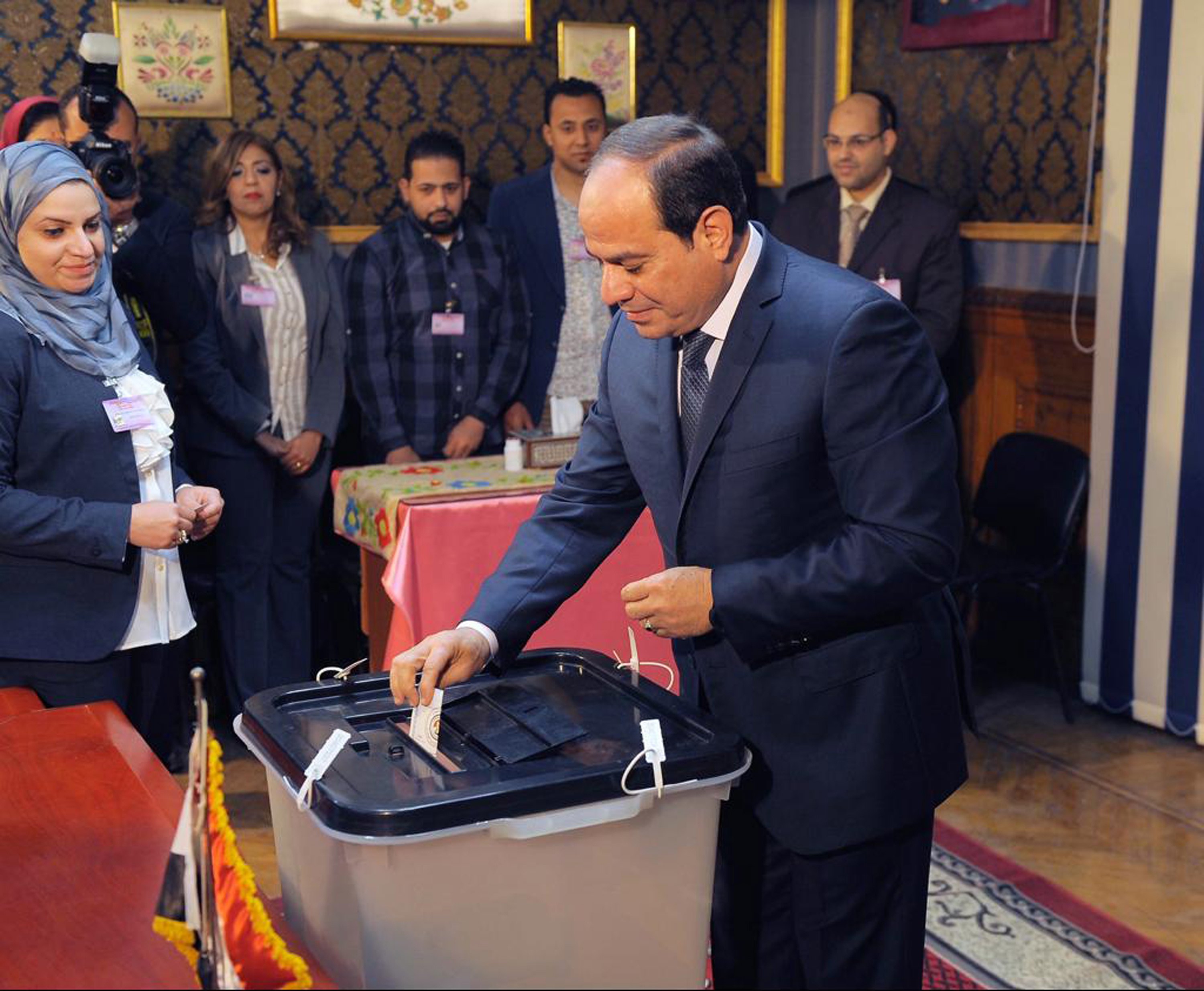 epa06629918 A handout photo made available by the Egyptian Presidency shows Egyptian President Abdel Fattah al-Sisi casting his ballot paper during day one of the presidential elections at a polling station in Cairo, Egypt, 26 March 2018. Voting in the presidential election will take place over a three-day period, from 26 March to 28 March.  EPA/EGYPTIAN PRESIDENCY HANDOUT  HANDOUT EDITORIAL USE ONLY/NO SALES