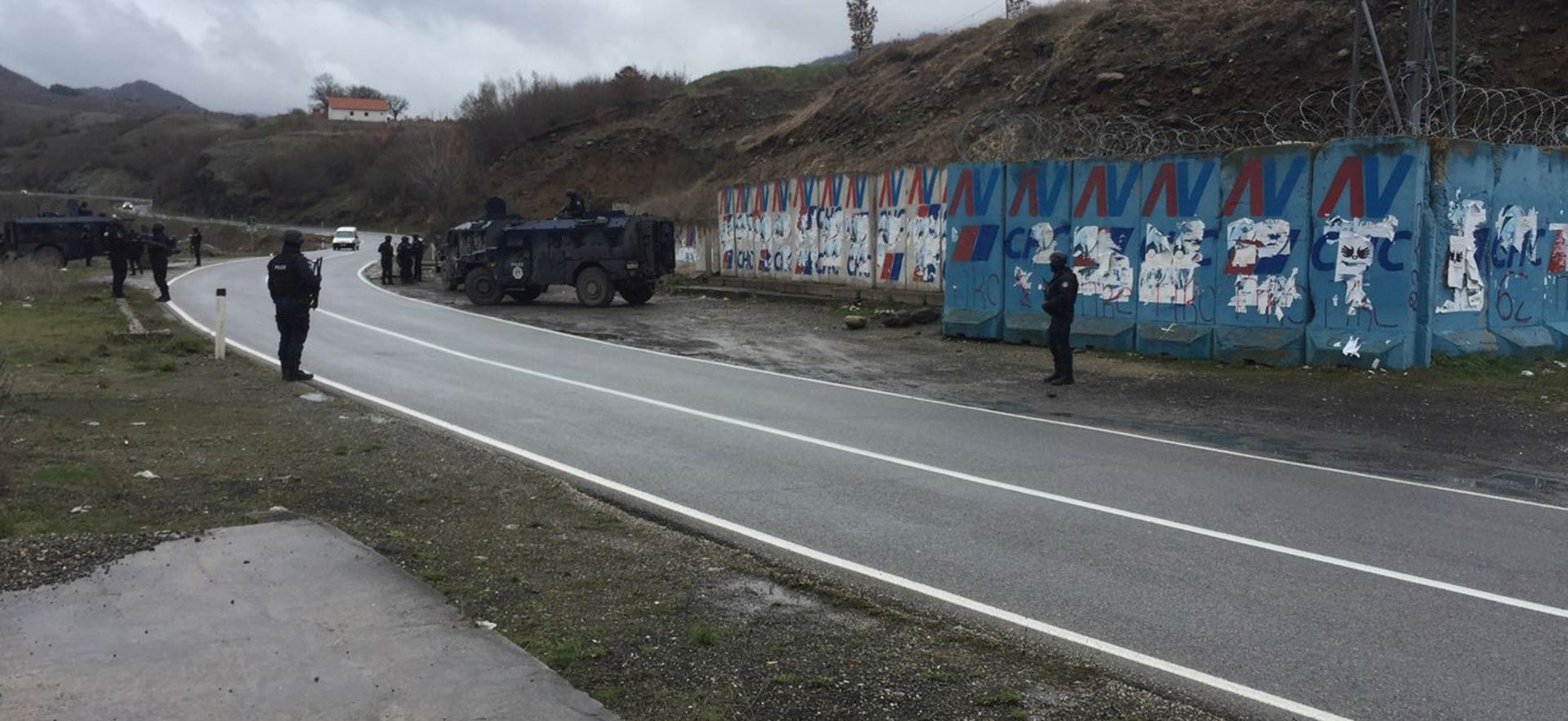 Beograd, 26.3.2018. - Kosovska policija je oko 11.30 sati, na prijelazu Jarinje onemoguæila prolaz ministru kulture Vladanu Vukosavljeviæu, "iako je njegov posjet manastirima na Kosovu uredno najavljen", javio je reporter RTS-a s prijelaza Jarinje. Vlasti u Pritini zabranile su u ponedjeljak ulazak na teritorij Kosova srbijanskim ministrima Aleksandru Vulinu i Vladanu Vukosavljeviæu, a prethodno je ulaz zabranjen i efu vladina ureda za Kosovo Marku Ðuriæu, te glavnom tajniku srbijanskog predsjednika Nikoli Selakoviæu, objavila je Radio-televizija Srbije (RTS). Na fotografiji prijelaz Jarinje.
foto HINA/ TANJUG/ Edib TAHIROVIC/ nr/ ml