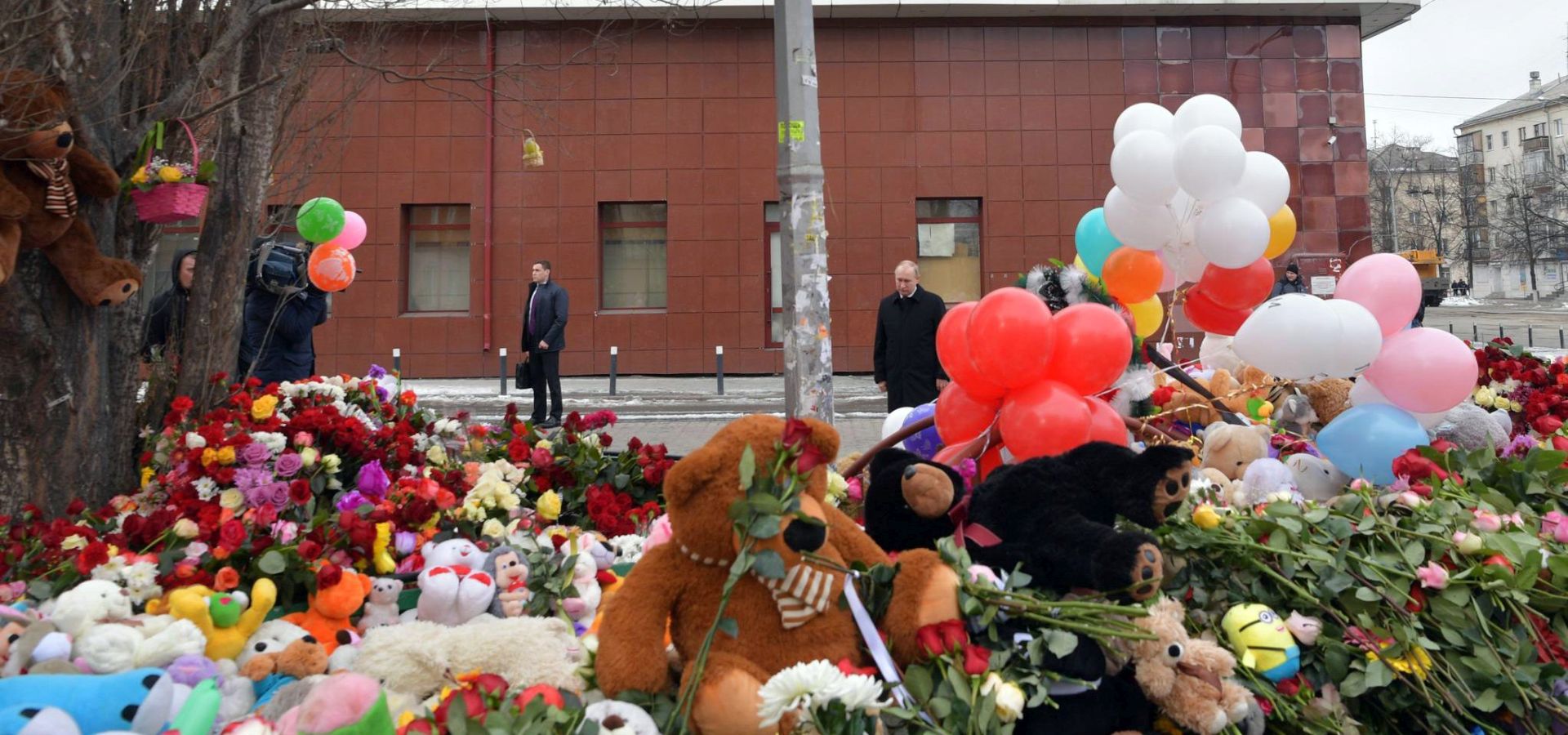 epa06631499 Russian President Vladimir Putin (C, right) visits a makeshift memorial site for the victims of a fire at the Zimnyaya Vishnya shopping center in the West Siberian city of Kemerovo, Russia, 27 March 2018. According to media reports, 64 people died in the fire.  EPA/ALEXEI DRUZHININ / SPUTNIK / KREMLIN POOL MANDATORY CREDIT