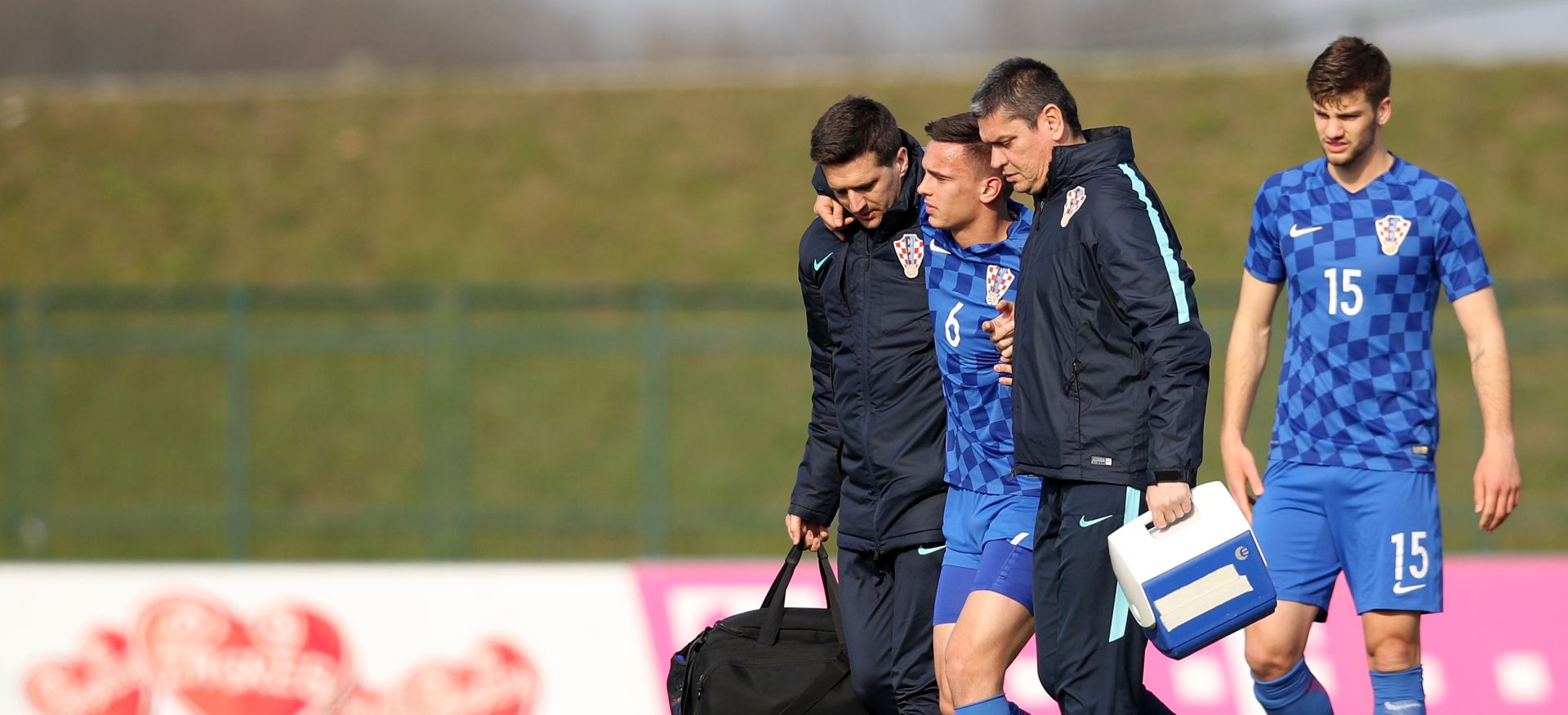 Velika Gorica, 27.03.2018 - Utakmica kvalifikacija za Europsko prvenstvo U-21 izmeðu reprezentacija Hrvatske i Moldove na stadionu Radnika u Velikoj Gorici. Na slici Nikola Moro se ozlijedio tijekom utakmice.
foto HINA/ Damir SENÈAR /ds