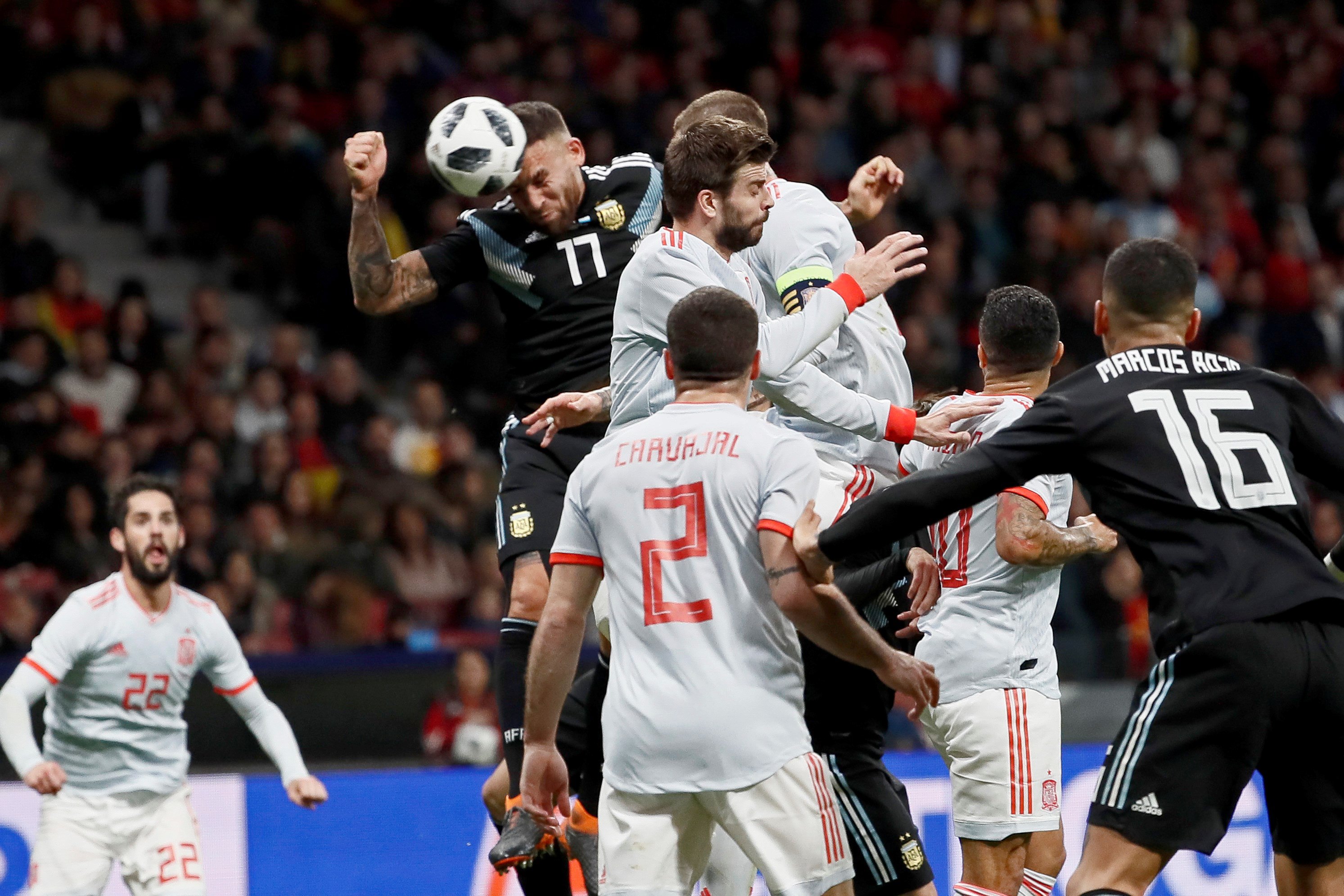 epa06633155 Argentina's Nicolas Otamendi (2-L) heads the ball to score a goal during an international friendly soccer match between Argentina and Spain at Wanda Metropolitano stadium in Madrid, Spain, 27 March 2018.  EPA/MARISCAL