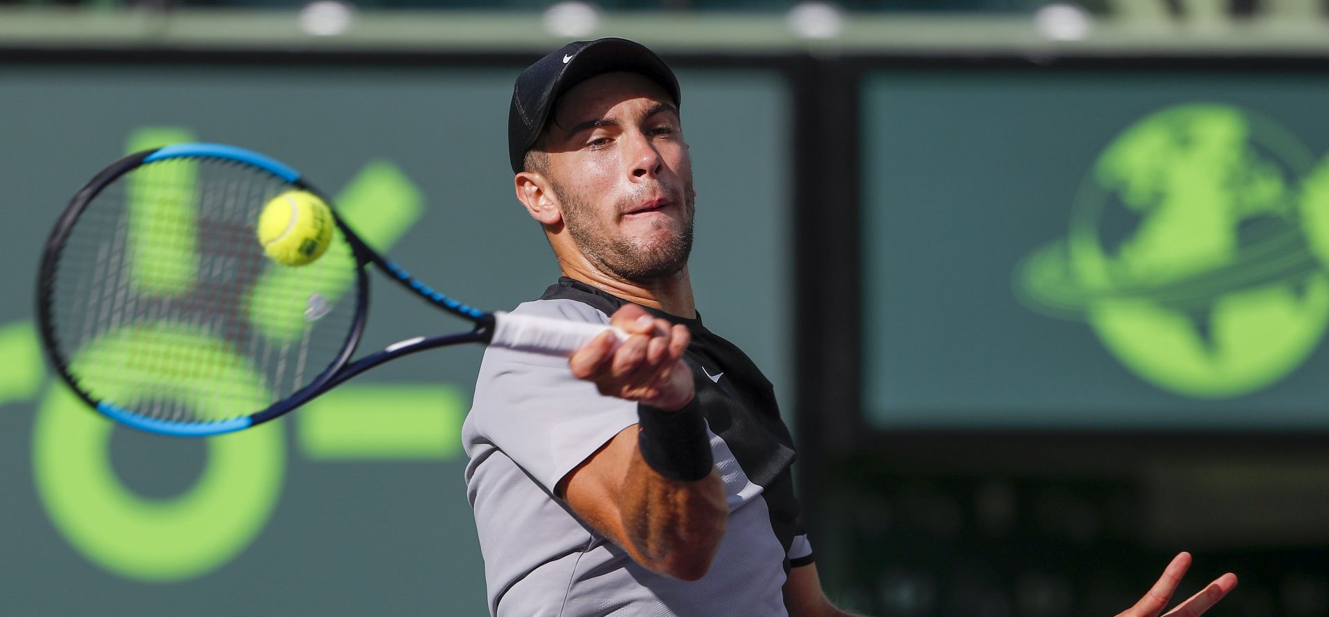 epa06633252 Borna Coric of Croatia in action against Denis Shapovalov of Canada during a fourth round match at the Miami Open tennis tournament on Key Biscayne, Miami, Florida, USA, 27 March 2018.  EPA/ERIK S. LESSER