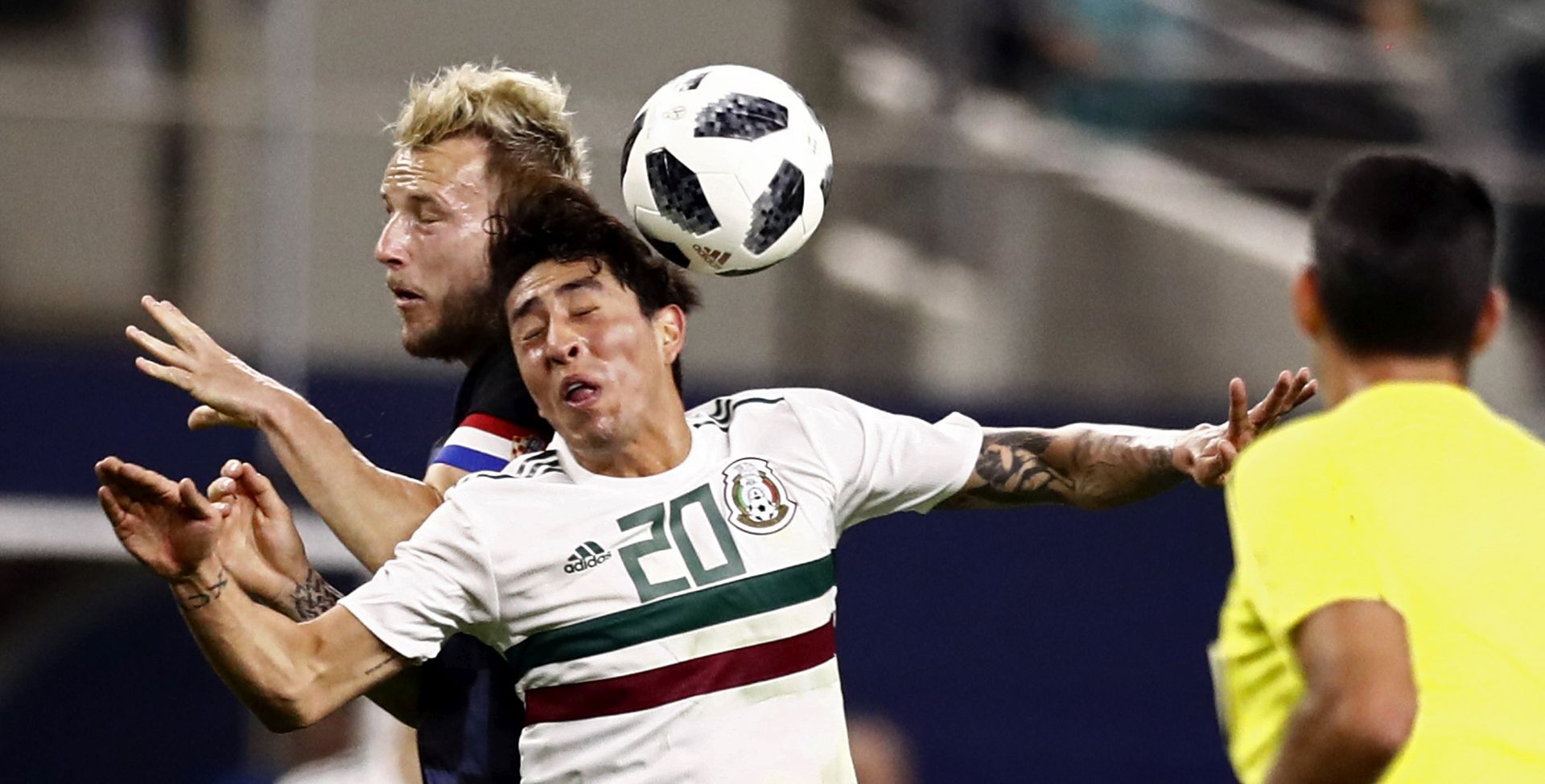 epa06633406 Omar Govea (R) of Mexico goes for the ball against Ivan Rakitic (L) of Croatia in the first half of the friendly soccer match between Mexico and Croatia in Arlington, Texas, USA, 27 March 2018.  EPA/LARRY W. SMITH