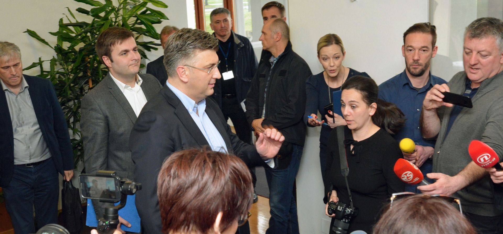 Slavonski Brod, 31.03.2018. - Zajednièku sjednicu vezanu uz oneèiæenje pitke vode s vodocrpilita u Slavonskom Brodu u subotu su odrali Stoeri civilne zatite Grada Slavonskog Broda i Brodsko-posavske upanije. Sjednici su prisustvovali i premijer Andrej Plenkoviæ i ministri Damir Krstièeviæ i Tomislav Æoriæ
foto HINA/ ua