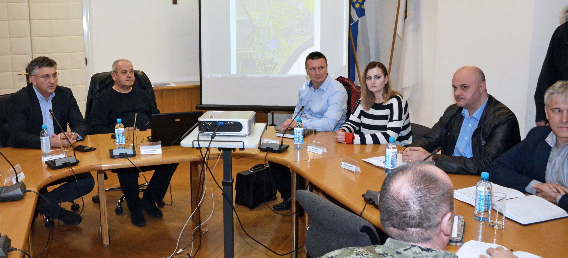 Slavonski Brod, 31.03.2018. - Zajednièku sjednicu vezanu uz oneèiæenje pitke vode s vodocrpilita u Slavonskom Brodu u subotu su odrali Stoeri civilne zatite Grada Slavonskog Broda i Brodsko-posavske upanije. Na slici Andrej Plenkoviæ, Mirko Duspara, Danijel Maruiæ, Tea Tomas i Hrvoje Andriæ.
foto HINA/ ua