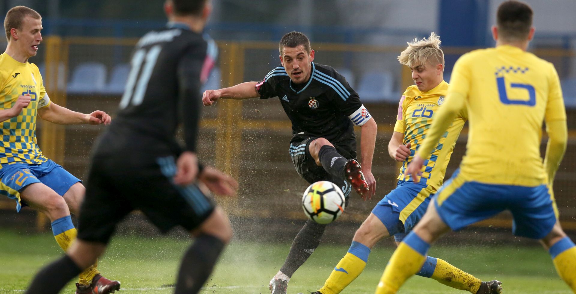Zagreb, 31.03.2018 - Utakmica 27. kola Prve HNL Inter - Dinamo. Na fotografiji Arijan Ademi, Antonio Bosec, Mario Gavranović, Mislav Komorski. foto HINA/ Daniel KASAP/ dk