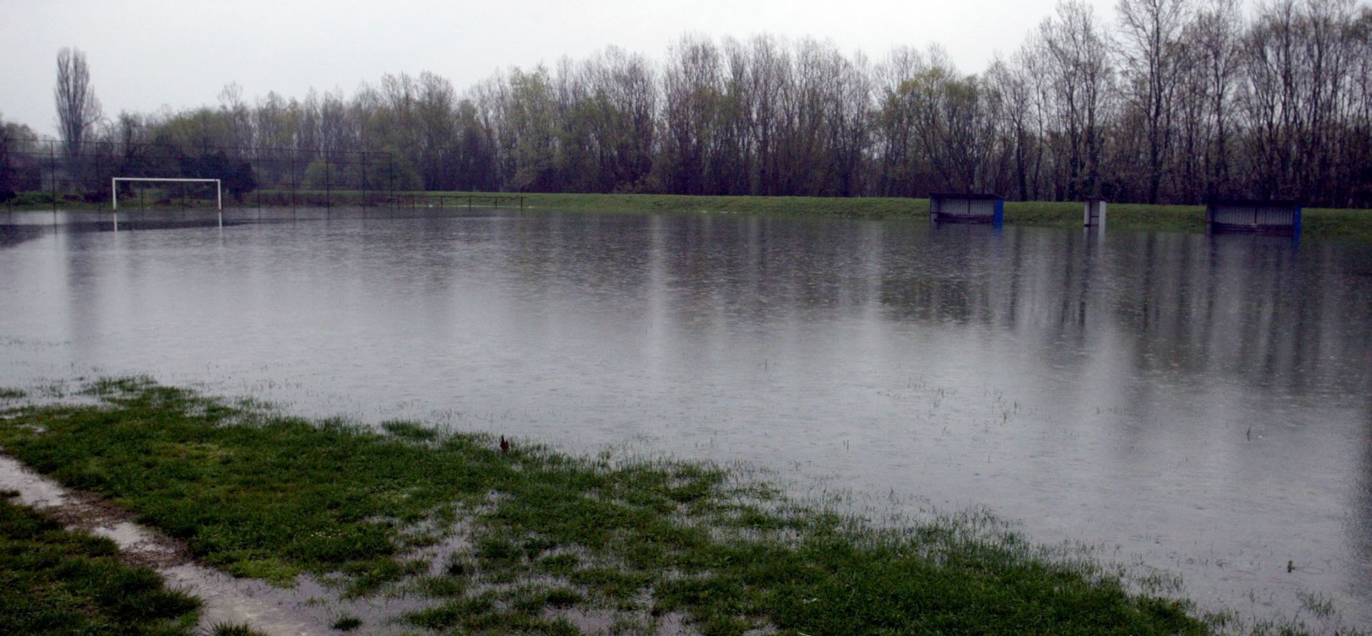 Jasenovac, 14.04.2004 - Nogometno igralite u Jasenovcu. Voda se jo uvijek nije povukla s veæine poplavljenih povrina i prometnica, navodi Dravni centar za obavjeæivanje.
foto FaH/ Dario GRZELJ