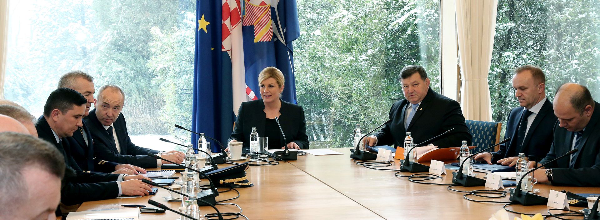 Zagreb, 5.03.2018 - Predsjednica Republike Hrvatske Kolinda Grabar-Kitarović sudjelovala je na 11. sjednici Vijeća za domovinsku sigurnost. Na slici glavni ravnatelj policije Nikola Milina, potpredsjednik Vlade i ministar obrane Damir Krstičević, Kolinda Grabar Kitarović i general Mladen Markač.
foto HINA/ Tomislav PAVLEK/ ua