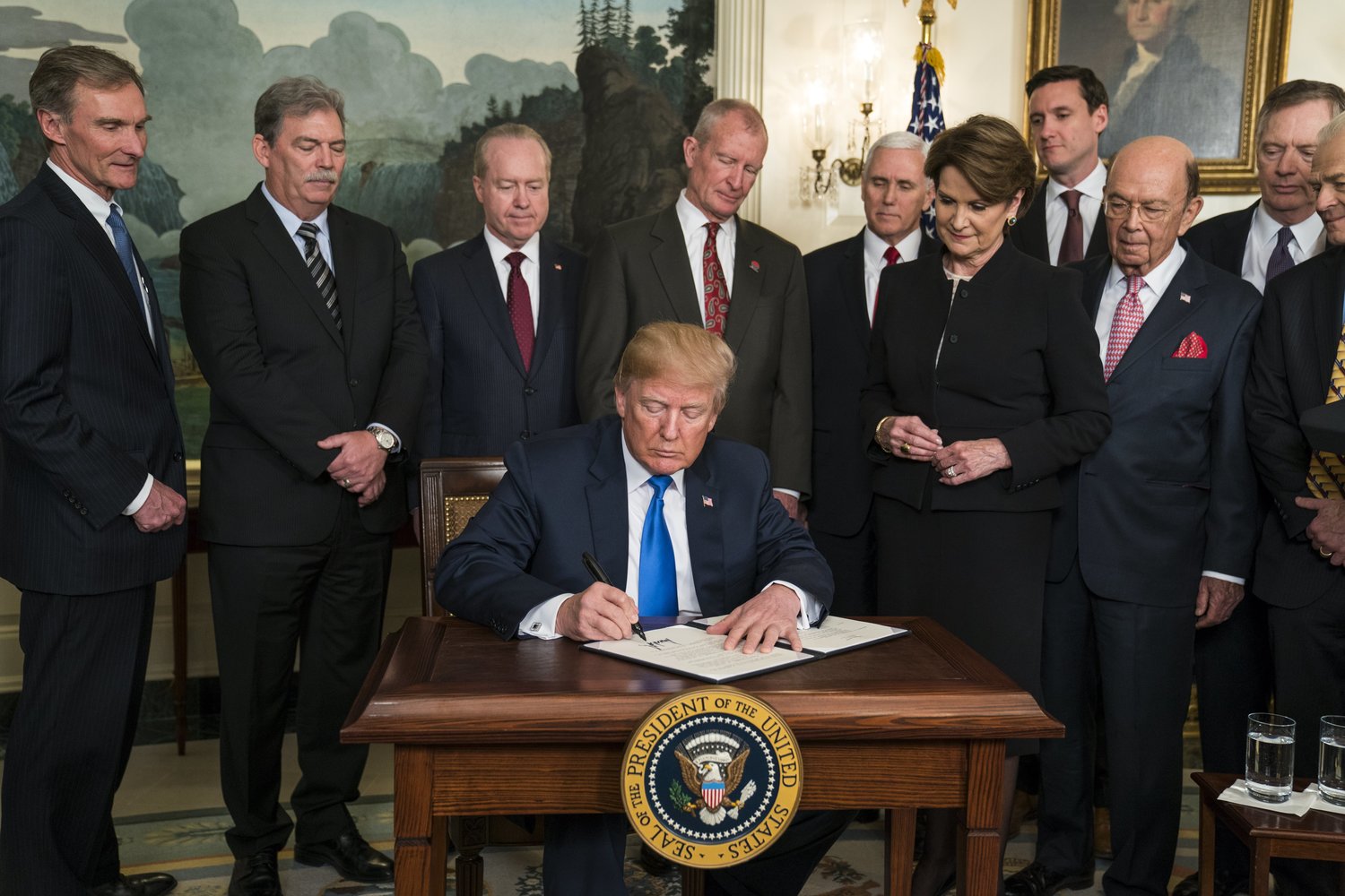 epa06621258 US President Donald J. Trump (C) signs a presidential memorandum targeting what the White House termed 'China's economic aggression' in the Roosevelt Room of the White House in Washington, DC, USA, 22 March 2018. China is threatening retaliation for the tariffs on $50 billion US dollars (40 billion euros) of Chinese imports, sparking further fears of a trade war.  EPA/JIM LO SCALZO