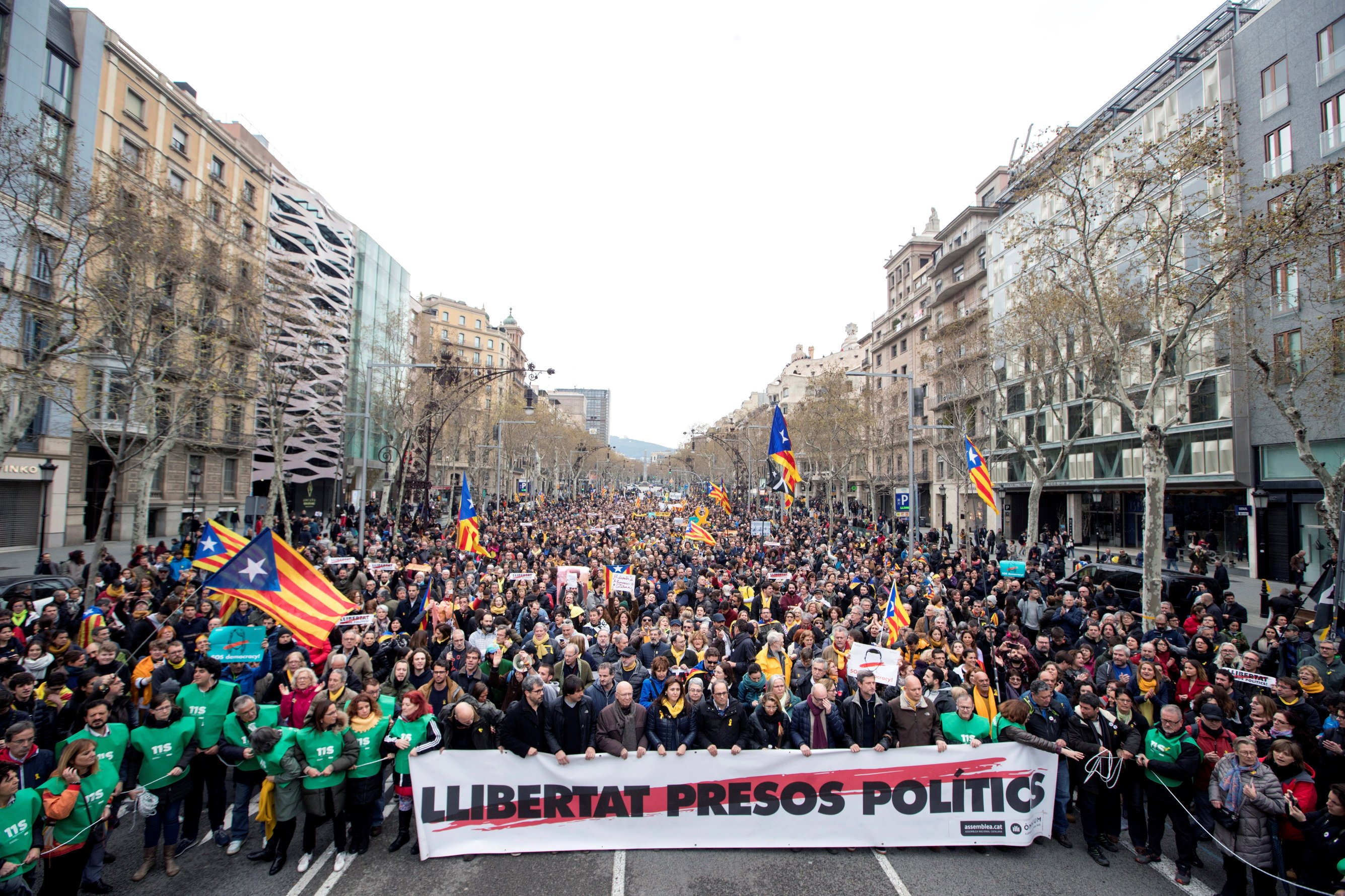 epa06629022 Thousands of people attend a march called by Catalan National Assembly (ANC) to protest against the detention of former Catalan leader Carles Puigdemont in Barcelona, Catalonia, north eastern Spain, 25 March 2018. According to reports, German police on 25 March 2018 allegedly detained former Catalan leader Puigdemont after he crossed into Germany from Denmark. Puigdemont is sought by Spain who issued an European arrest warrant against the former leader who is living in exile in Belgium.  EPA/MARTA PEREZ