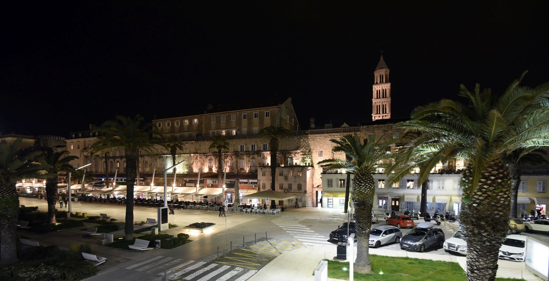 SPLIT, 24. ožujka 2018. Sat za planet Zemlju 2018. odžao se  u Splitu u 20:30 sati s jasnom porukom: povežite se sa Zemljom! tom prigodom na sat vremena ugašena su svjetla na južnim zidinama Dioklecijanove palače.
Foto : HINA / Mario Strmotić

 

 .