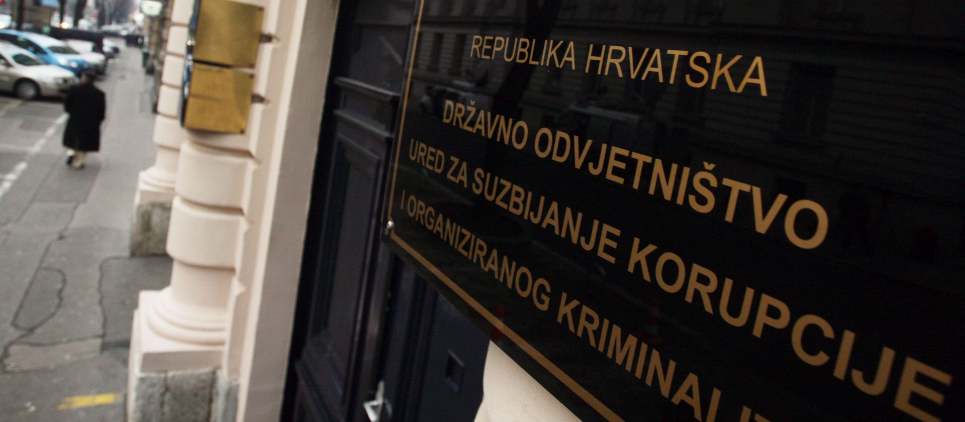 Zagreb, 08.01.2010 - Arhivska fotografija - Na slici ploèa USKOK-a na ulazu u sjedite Ureda za suzbijanje korupcije i organiziranog kriminaliteta. Ravnateljstvo policije Ministarstva unutarnjih poslova i USKOK demantirali su veèeras navode ineternetskog portala kako su u tijeku istrage protiv zagrebaèkog gradonaèelnika Milana Bandiæa te da se protiv njega priprema optuni prijedlog za sluèaj "Kraograd". 
foto FaH/ Damir SENÈAR /hk
