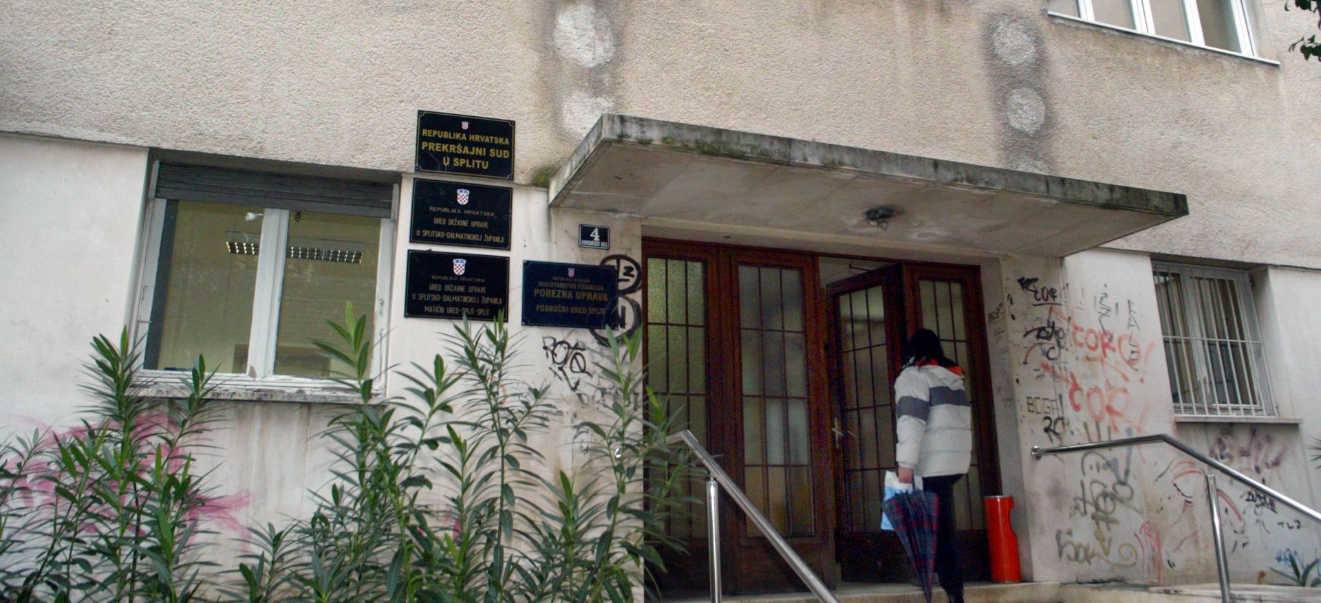 Split, 28.01. 2010 - Splitski gradonaèelnik eljko Kerum nije se jutros pojavio na Prekrajnom sudu u Splitu u vezi s "aferom vrtiæi", a nova je rasprava zakazana za 8. oujka. Opæinsko dravno odvjetnitvo podignulo je u rujnu prole godine optuni prijedlog protiv Keruma i grada Splita zbog krenja zakona o javnoj nabavi. Na slici ulaz u Prekrajni sud u Splitu.
foto FaH/ Veljko MARTINOVIÆ/ hk