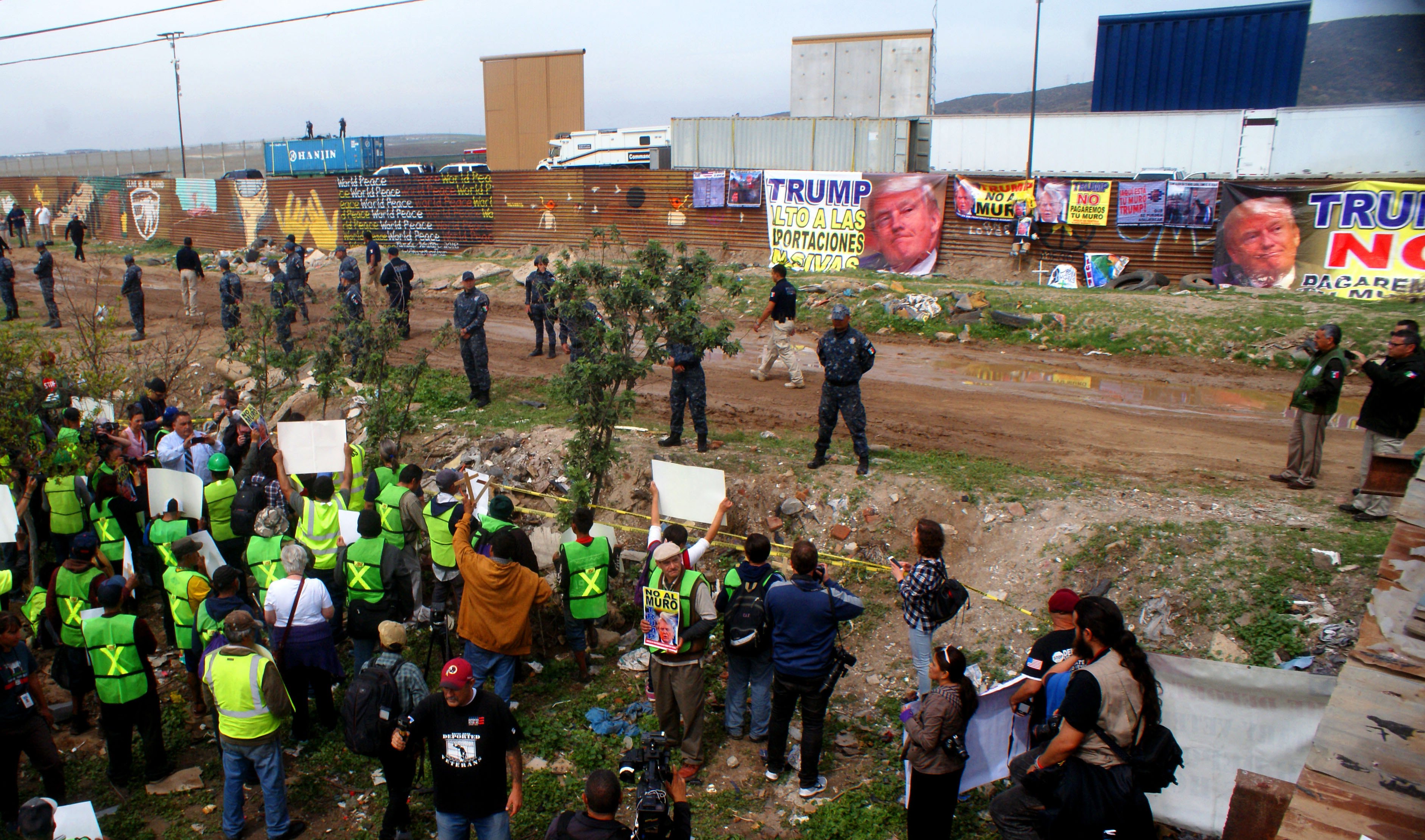 epa06601727 Mexicans demonstrate along the border between Mexico and the US, at the point of Las Torres, in the state of Tijuana, Mexico, 13 March 2018. US President Donald J. Trump is visiting today border wall prototypes near San Diego, California, USA.  EPA/Alejandro Zepeda