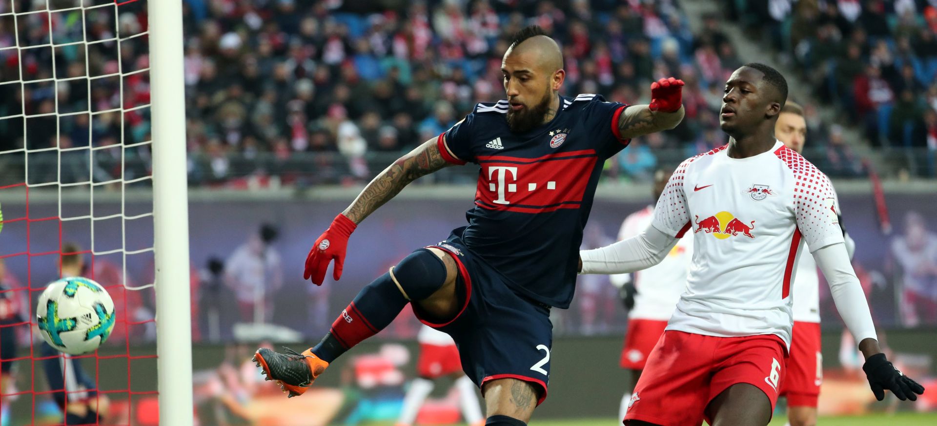 epa06612768 Bayern's Arturo Vidal (L) and Leipzig's Ibrahima Konate in action the German Bundesliga soccer match between RB Leipzig and Bayern Munich, in Leipzig, Germany, 18 March 2018. (EMBARGO CONDITIONS - ATTENTION: Due to the accreditation guidelines, the DFL only permits the publication and utilisation of up to 15 pictures per match on the internet and in online media during the match.)  EPA/FELIPE TRUEBA (EMBARGO CONDITIONS - ATTENTION: Due to the accreditation guidelines, the DFL only permits the publication and utilisation of up to 15 pictures per match on the internet and in online media during the match.)