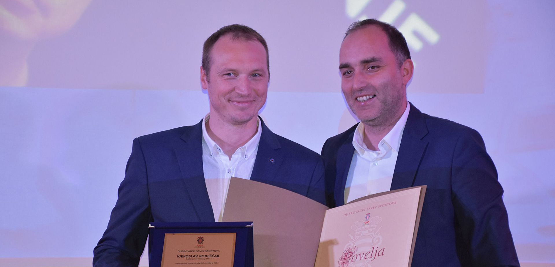 Dubrovnik, 27.03.2018 - Judaica Ivana utalo, vaterpolist Luka Lonèar, trener Vjekoslav Kobeæak, koarkaice Raguse, vaterpolisti Juga CO te predsjednik ahovskog kluba Dubrovnik Bajro Sariæ laureati su izbora najuspjenijih sportaica i sportaa grada Dubrovnika u 2017. godini. na slici Vjekoslav Kobeæak i Marko Potrebica.
foto HINA/ Baldo MARUNÈIÆ/ ik