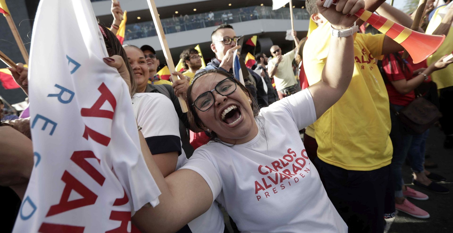 epa06639838 Supporters of the Citizen Action Party wave flags at the Fuente de la Hispanidad, in San Jose, Costa Rica, 31 March 2018. More than 3.3 million Costa Ricans will go to the polls on Sunday to vote in a runoff between the center left candidate Carlos Alvarado and the evangelical conservative candidate Fabricio Alvarado.  EPA/JEFFREY ARGUEDAS