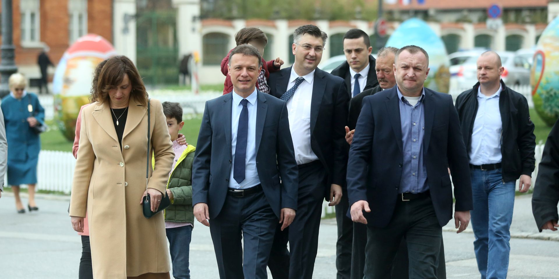 Zagreb, 01.04.2018 - U povodu Uskrsa u zagrebaèkoj katedrali sredinje euharistijskog slavlje predvodio je zagrebaèki nadbiskup, kardinal Josip Bozaniæ. Na fotografiji Gordan Jandrokoviæ, Andrej Plenkoviæ. foto HINA/ Daniel KASAP/ dk