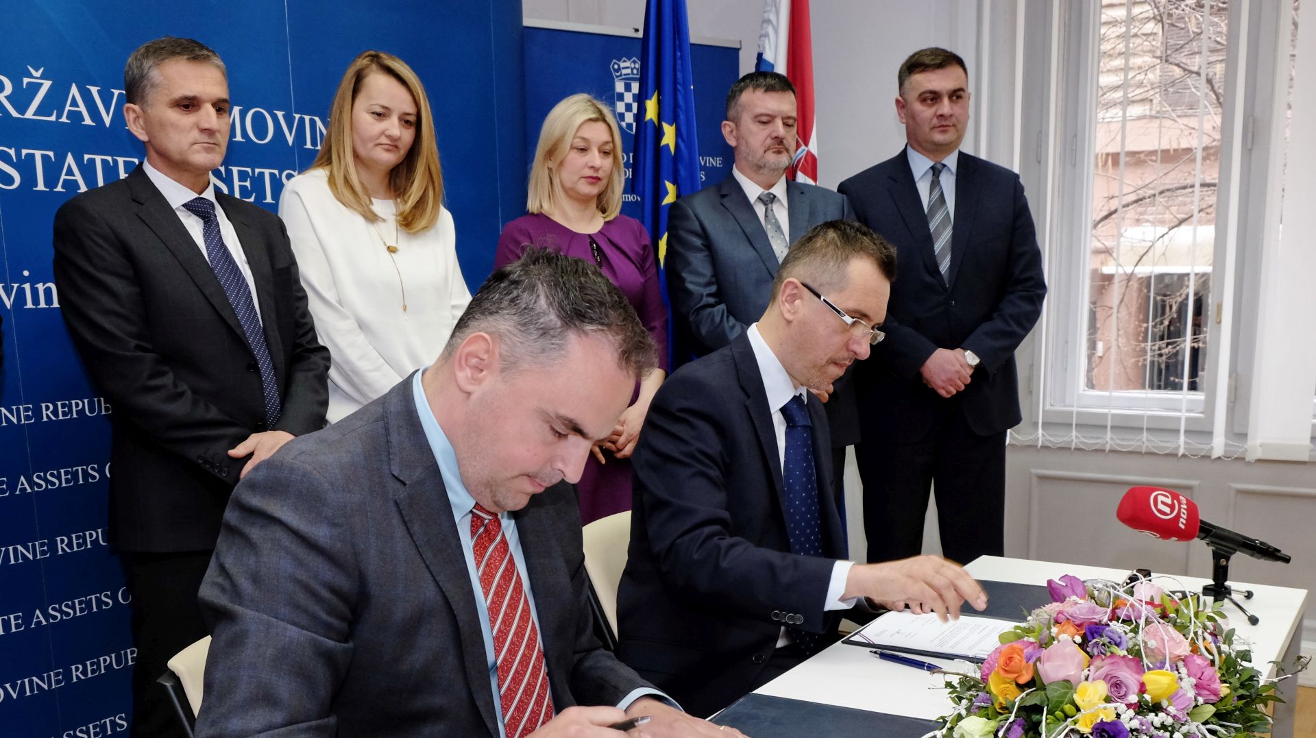 Zagreb, 04.04.2018. - U Ministarstvu državne imovine u srijedu je potpisan ugovor o prodaji i prijenosu 55,48 posto državnih dionica Hotela Makarska hotelskoj tvrtki Valamar Riviera, koja za te dionice plaća 172,6 milijuna kuna, a nakon potpisivanja za kraj ovog ili idući tjedan najavljeno je i potpisivanje ugovora za crikvenički Jadran.
Na fotografiji Ivan Krešimir Tomić, Milan Plećaš,
foto HINA/ Edvard ŠUŠAK/ es