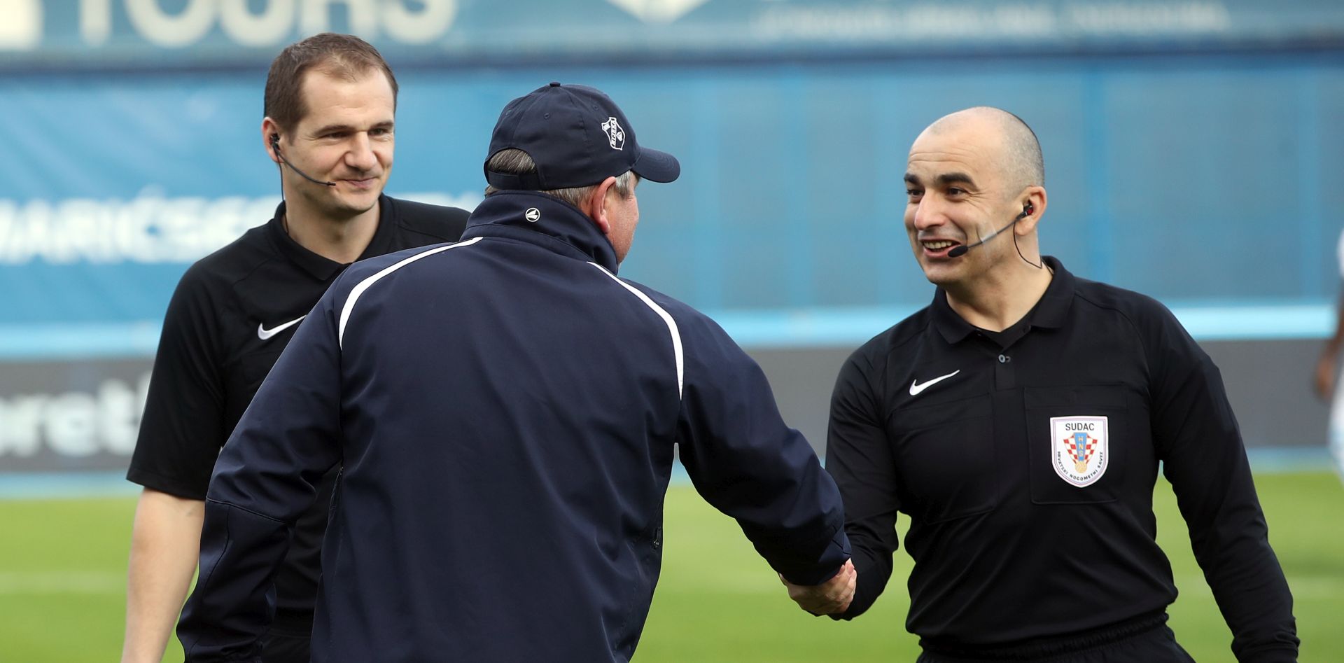 Zagreb, 04.04.2018 - Utakmica polufinala Hrvatskog nogometnog kupa izmeðu Dinama i Rijeke na stadionu u Maksimiru. Na slici trener Rijeke Matja Kek i sudac Bruno Mariæ.
foto HINA/ Damir SENÈAR /ds