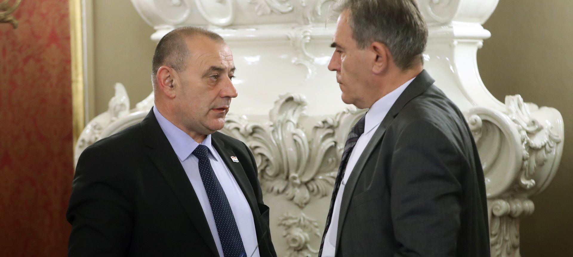 Zagreb, 05.04.2018 - Ministar hrvatskih branitelja Tomo Medved i dravni tajni u Ministarstvu obrane Tomislav Iviæ tijekom sjednice Vlade RH.
foto HINA/ Damir SENÈAR /ds