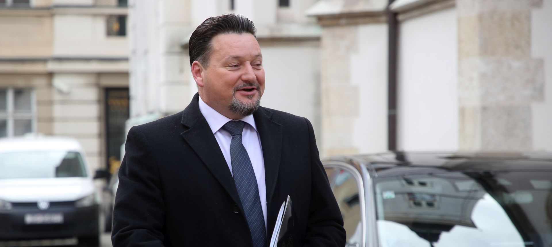 Zagreb, 05.04.2018 - Ministar uprave Lovro Kuèeviæ dolazi na sjednicu Vlade RH.
foto HINA/ Damir SENÈAR /ds