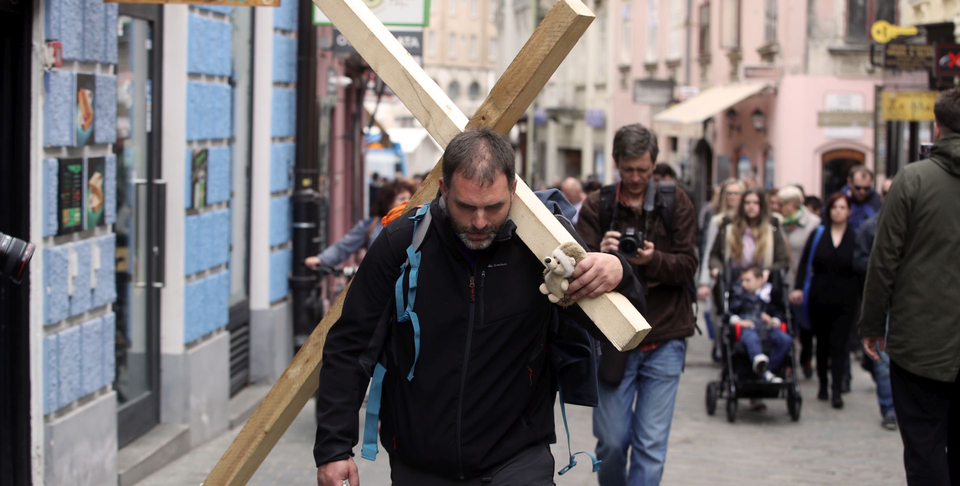 Zagreb, 5.4.2018. - Dolazak Sae Pavliæa s kriem iz Rijeke. Na fotografiji Saa Pavliæ ide Radiæevom ulicom prema Banskim dvorima.
foto HINA/ Damir SENÈAR/ ml