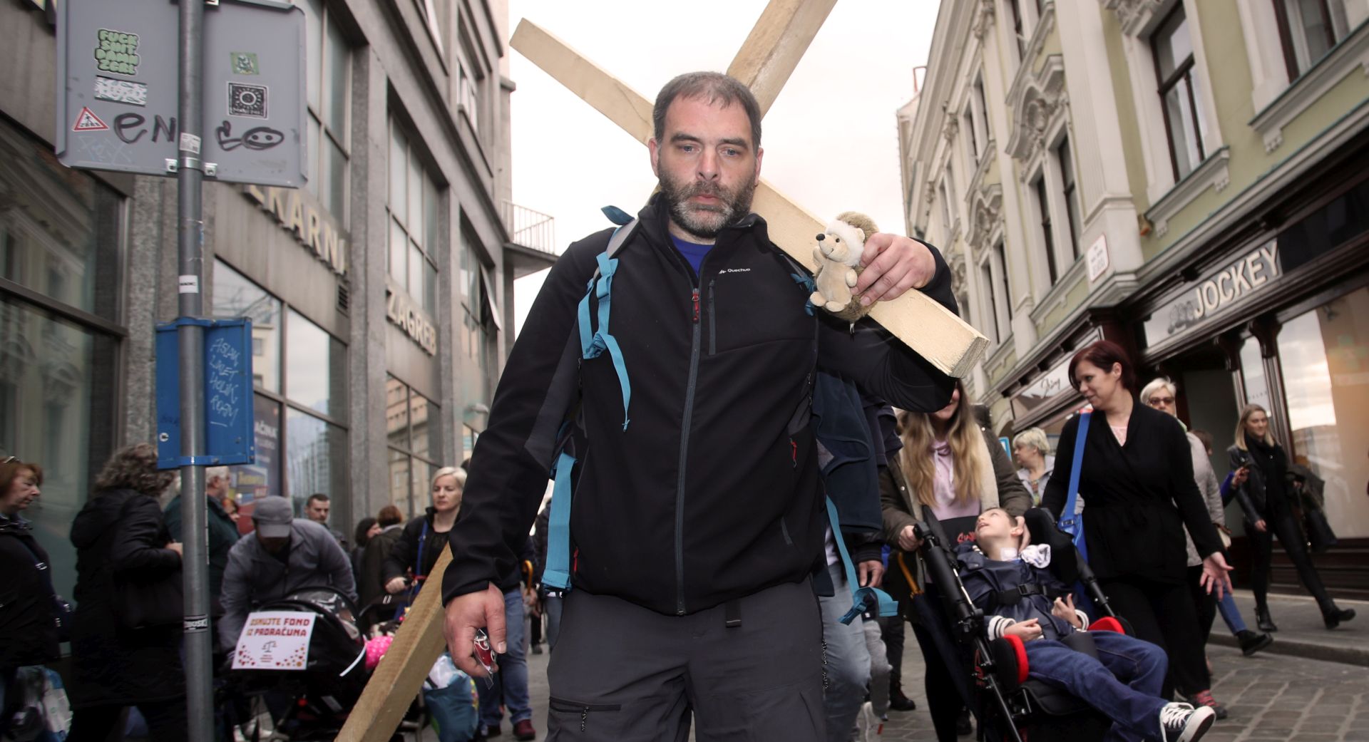 Zagreb, 5.4.2018. - Dolazak Sae Pavliæa s kriem iz Rijeke u Zagreb. Saa Pavliæ nosio je kri iz Rijeke do Zagreba starom rijeèkom cestom da bi upozorio kako dok ima novca za kupnju borbenih zrakoplova, mora ga biti i za djecu kojoj su potrebni skupi lijekovi te eli apelirati na svijest onih koji mogu neto uèiniti da to i naprave. Na fotografiji Saa Pavliæ i graðani hodaju Radiæevom ulicom prema Banskim dvorima. foto HINA/ Damir SENÈAR/ ml