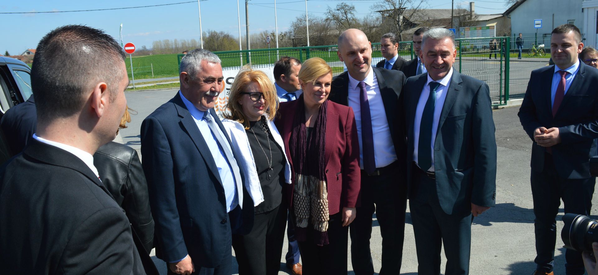 Bjelovar, 6.4.2018. - Predsjednica RH Kolinda Grabar Kitaroviæ slubeno je u petak u Gudovcu pored Bjelovara otvorila trodnevni 21. Proljetni meðunarodni bjelovarski sajam na kojemu je 500 izlagaèa iz Hrvatske i 10 stranih zemalja, a oèekuje se 10-ak tisuæa posjetitelja dnevno. Na fotografiji Kolinda Grabar-Kitaroviæ (L4) ministar poljoprivrede Tomislav Toluiæ (L5).
foto HINA/ Igor KOKORU/ ml
