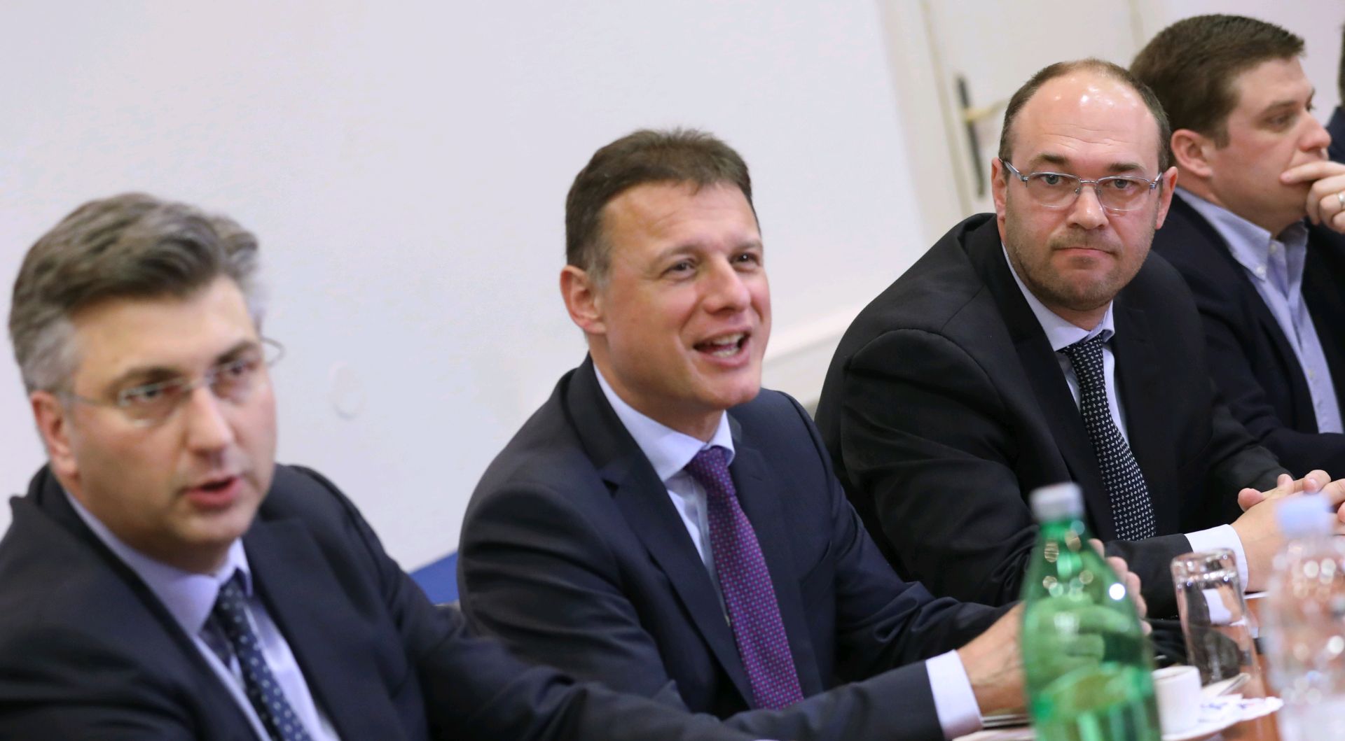 Zagreb, 06.04.2018. - Sjednica Predsjednitva HDZ-a. Na fotografiji premijer i predsjednik HDZ-a Andrej Plenkoviæ, predsjednik Sabora i glavni tajnik HDZ-a Gordan Jandrokoviæ, Davor Ivo Stier, Oleg Butkoviæ. foto HINA/ Lana SLIVAR DOMINIÆ/ lsd