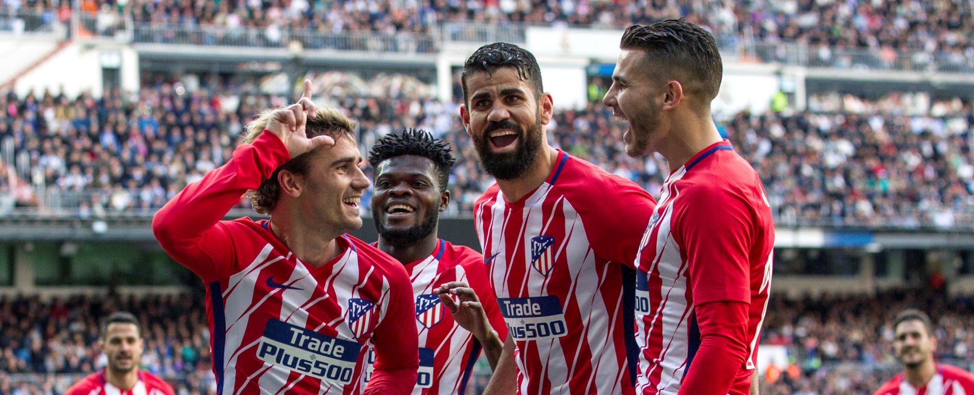 epaselect epa06655271 Atletico de Madrid's forward Antoine Griezmann (L) celebrates with his teammates after scoring the 1-1 during the classic derby between Real Madrid and Atletico de Madrid at Santiago Bernabeu stadium in Madrid, Spain, 08 April 2018.  EPA/Rodrigo Jimenez