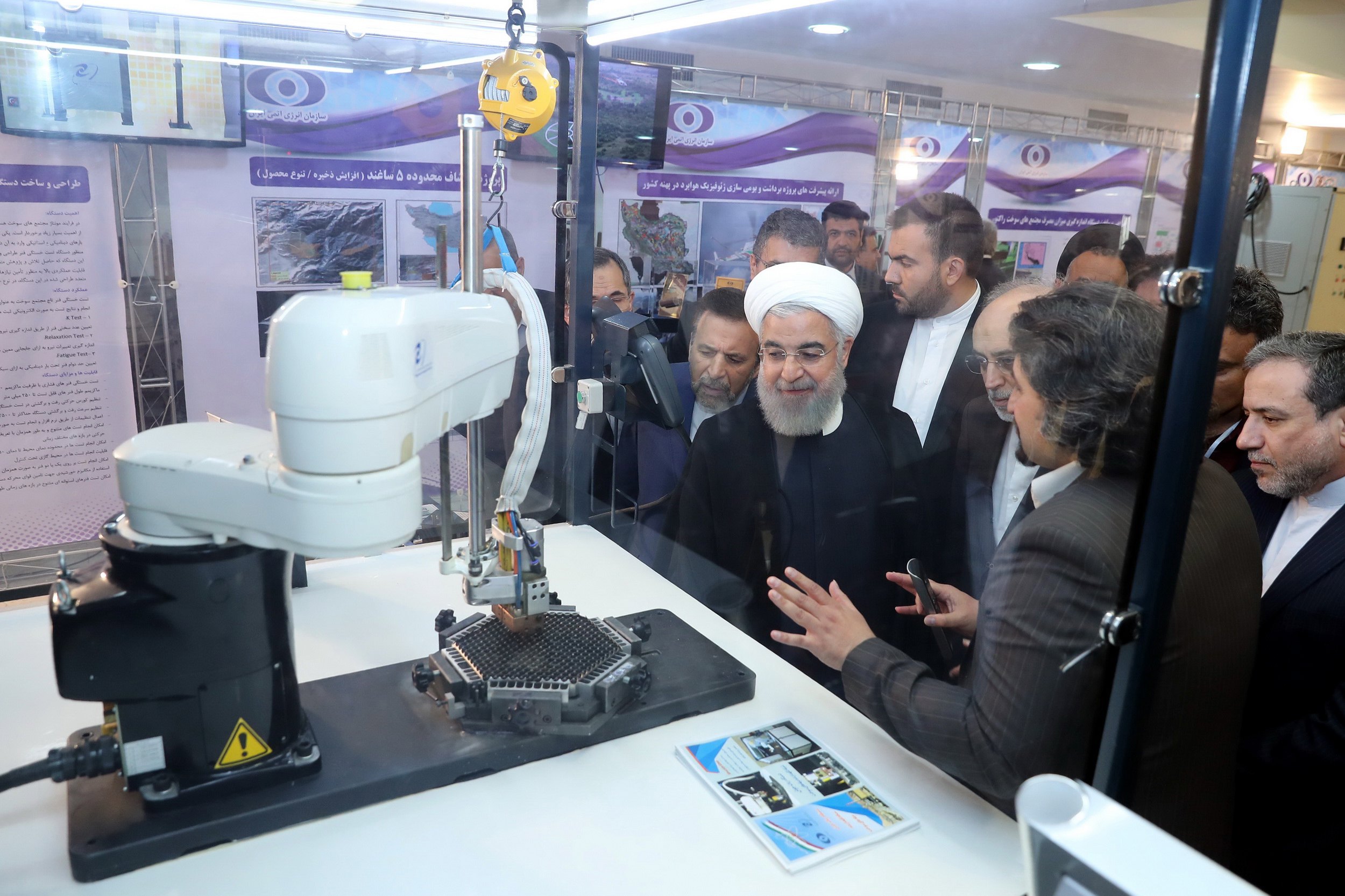 epa06656534 A handout photo made available by the official website of the President of the Islamic Republic of Iran, shows Iranian president Hassan Rouhani (C) visiting an exhibition of nuclear achievements during 13th National Day of Nuclear Technology in Tehran, Iran, 09 April 2018.  EPA/Presidentcial Office of Iran / HANDOUT  HANDOUT EDITORIAL USE ONLY/NO SALES