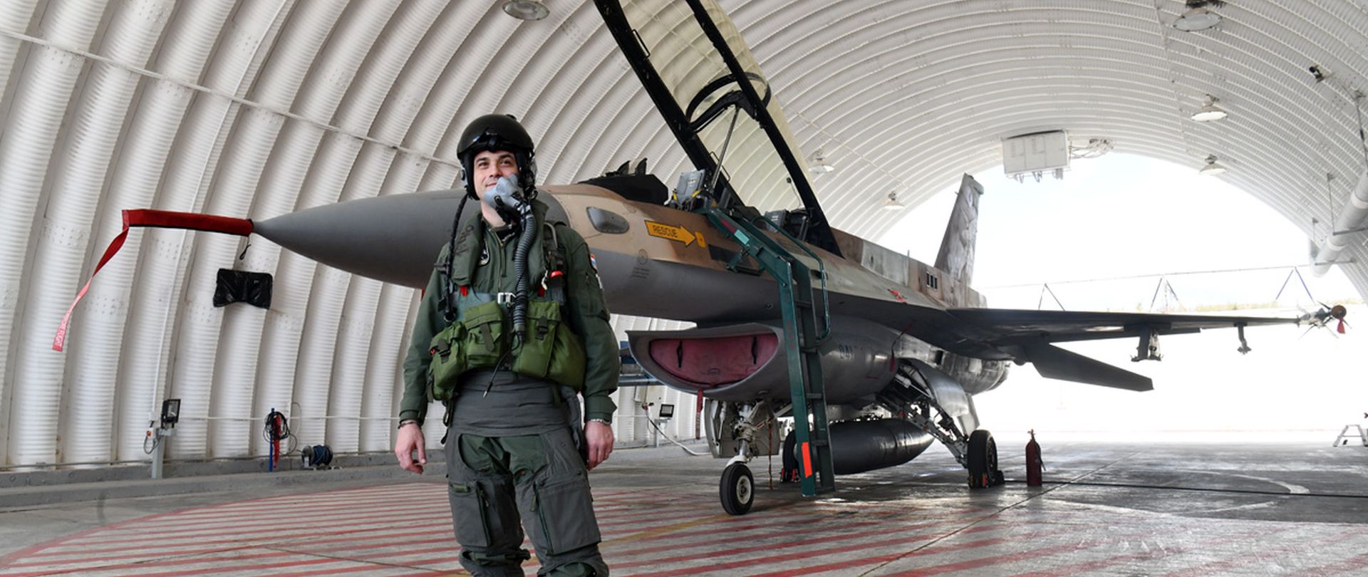 Zagreb, 09.04.2018. - Zapovjednik 91. zrakoplovne baze, pilot Hrvatskog ratnog zrakoplovstva (HRZ) pukovnik Željko Ninić u ponedjeljak je ostvario prvi let u dvosjedu izraelskog višenamjenskog borbenog aviona F-16 Barak u izraelskoj zračnoj bazi Ramat David, priopćila je Samostalna služba za odnose s javnošću Ministarstva obrane (MORH). foto HINA/ MORH/ T. Brandt/ ml
