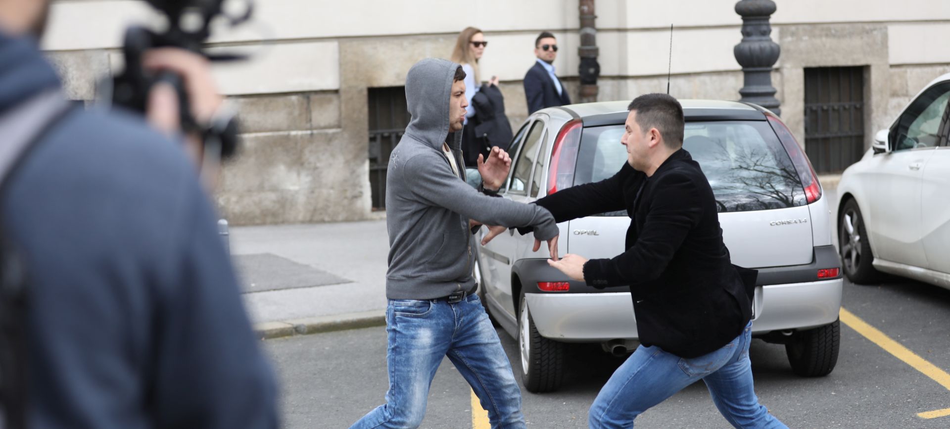 Zagreb, 09.04.2018. - Potukli se stric Kristine Krupljan (desno) i prolaznik koji je dobacivao tijekom izjave Kristinine mame prilikom suðenja Davidu Komiæu iz Kiseljaka, koji je 22. veljaèe prole godine u Zagrebu sa 88 udaraca noem ubio bivu djevojku Kristinu Krupljan. foto HINA/ Lana SLIVAR DOMINIÆ/ ml