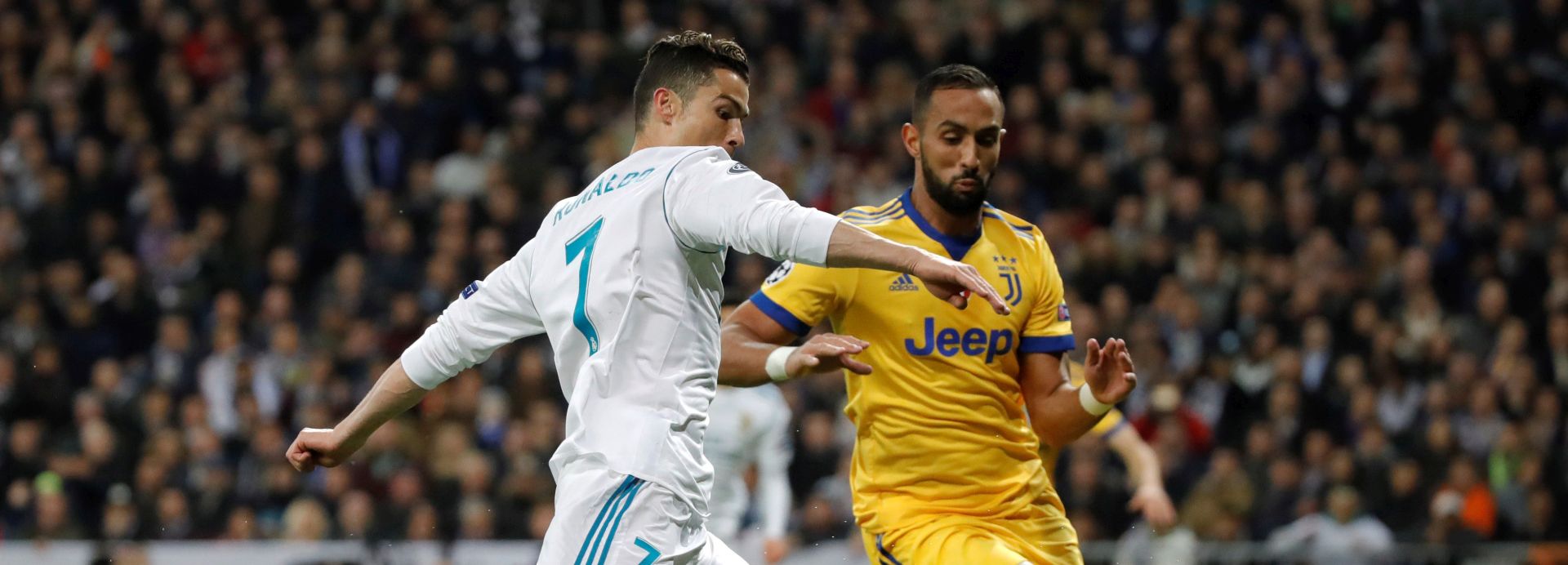 epa06662415 Real Madrid's Cristiano Ronaldo (L) and Juventus' Mehdi Benatia (R) in action during the UEFA Champions League quarter final, second leg soccer match between Real Madrid and Juventus at Santiago Bernabeu stadium in Madrid, Spain, 11 April 2018.  EPA/JUANJO MARTIN
