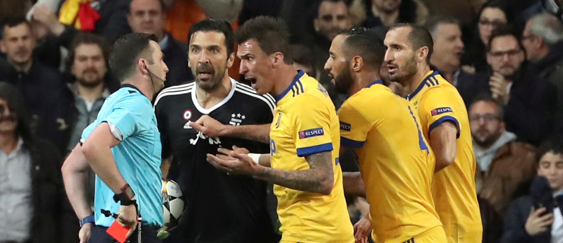 epa06662502 Referee Michael Oliver (L) shows Juventus' goalkeeper Gianluigi Buffon (2-L) the red card  during the UEFA Champions League quarter final, second leg soccer match between Real Madrid and Juventus at Santiago Bernabeu stadium in Madrid, Spain, 11 April 2018.  EPA/KIKO HUESCA