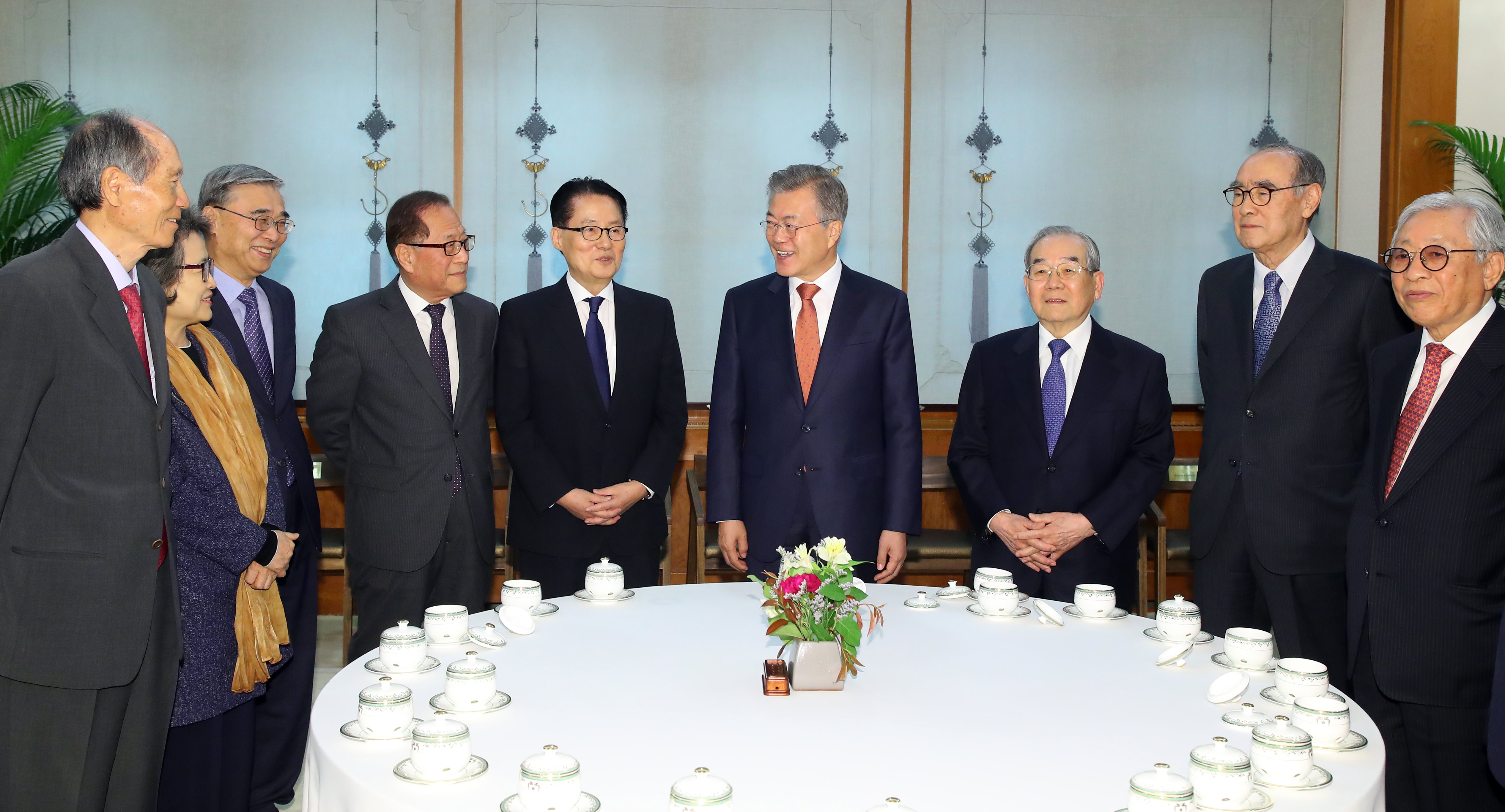 epa06662963 President Moon Jae-in (C) converses with a group of senior advisers prior to a luncheon meeting, on the upcoming inter-Korean summit talks, at the presidential office Cheong Wa Dae in Seoul, South Korea, 12 April 2018. Moon will meet North Korean leader Kim Jong-un on April 27.  EPA/YONHAP SOUTH KOREA OUT