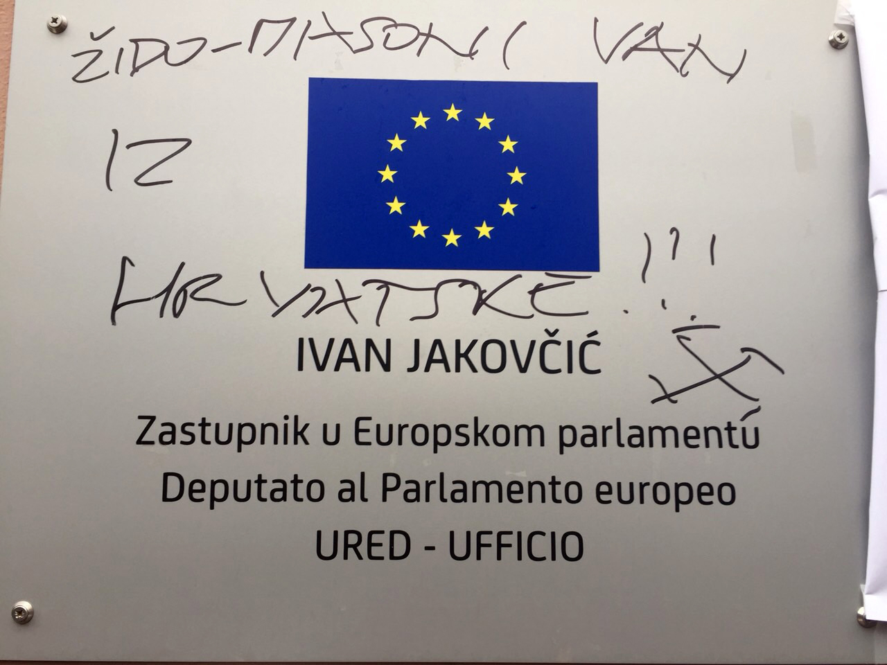 Pula, 12.04.2018. - Zastupnik u europskom parlamentu Ivan Jakovèiæ (IDS/ALDE) poruèio je da ga "nikakve prijeteæe poruke neæe zaustaviti u borbi za slobodu, toleranciju i za pravo na razlièitost" nakon to je na ploèi uz ulaz u njegov ured u Puli nepoznati poèinitelj ispisao poruku ido-masoni van iz Hrvatske i iscrtao nacistièki simbol. foto HINA/ Ured Ivana Jakovèiæa/ ml
