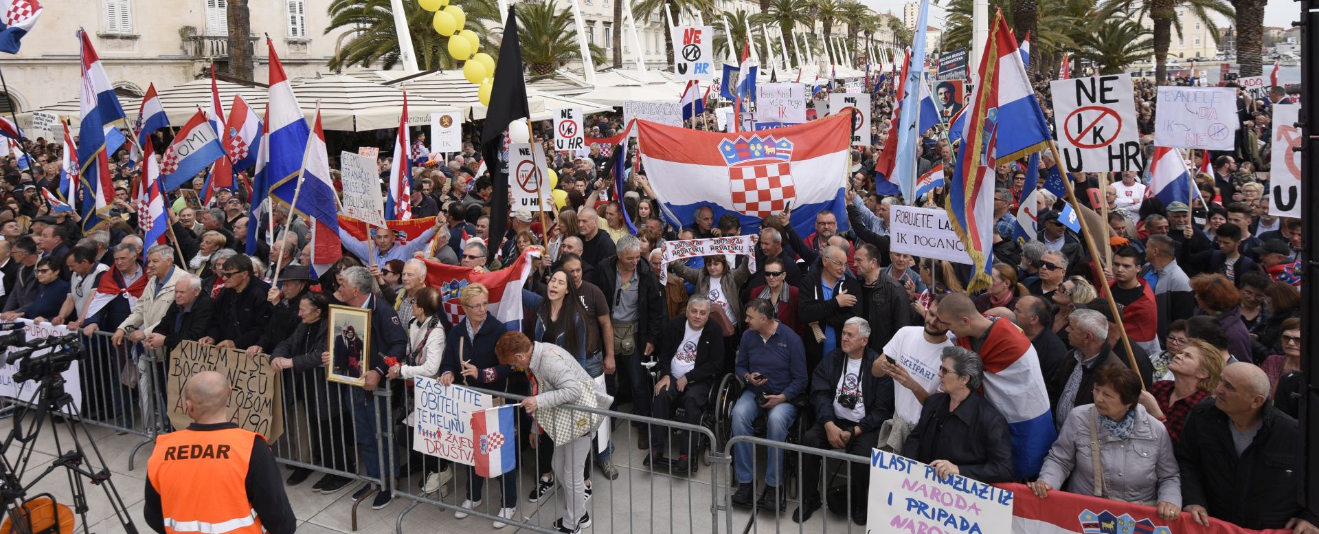 Split, 12.04.2018. -   Prosvjed graðanske inicijative 'Hrvatska protiv Istanbulske konvencije na Splitskoj Rivi'. foto HINA/ Mario STRMOTIÆ/ ml

 

 .