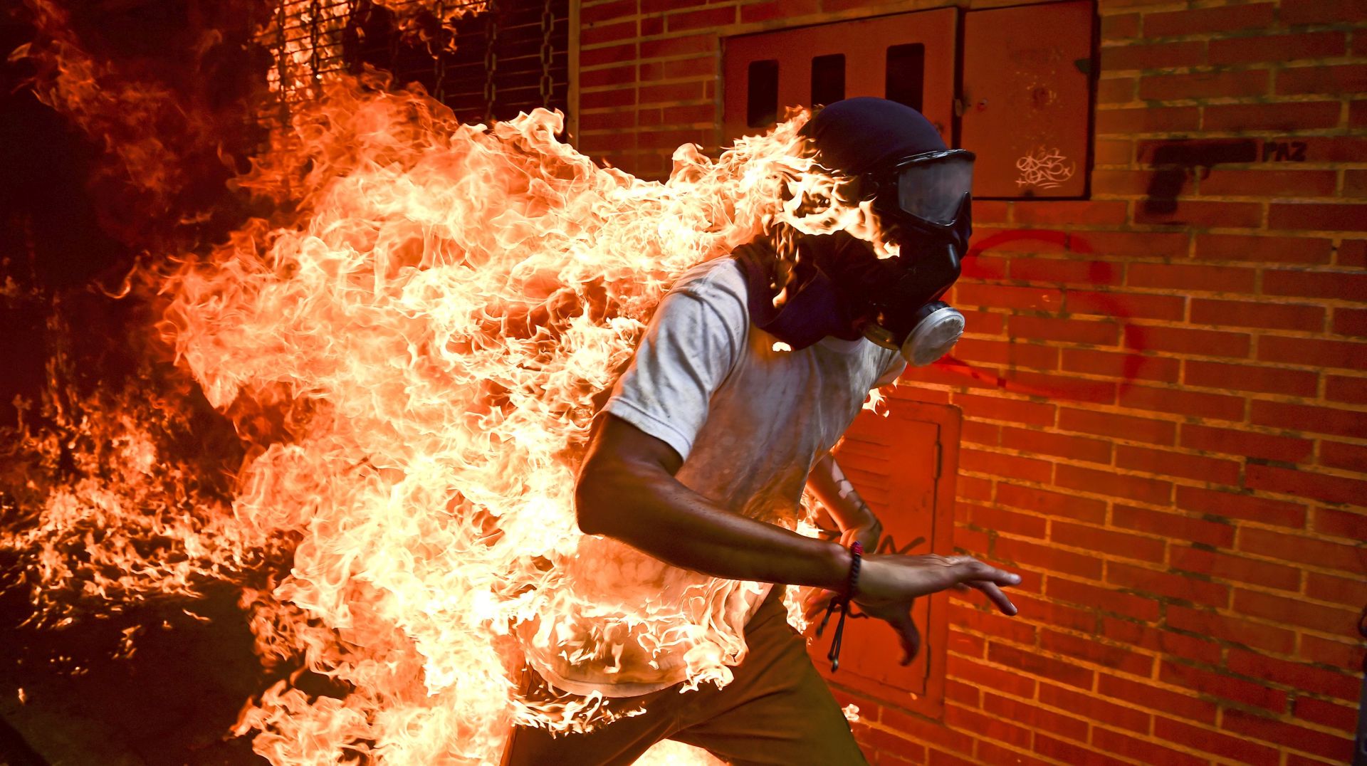 epa06665147 A handout photo made available by World Press Photo (WPP) organization shows a picture photographer Ronaldo Schemidt, that wins the 'Picture of the Year 2018' award and the 1st prize of the 'Spots - Singles' category in the World Press Photo 2018 Contest as it was announced by World Press Photo on 12 April 2018. The picture shows demonstrator Jose Victor Salazar Balza (28) catching fire during clashes with riot police within a protest against Venezuelan President Nicolas Maduro, in Caracas, Venezuela, 03 May 2017. Venezuela's angry opposition rallied vowing huge street protests against Maduro's plan to rewrite the constitution and accusing him of dodging elections to cling to power despite deadly unrest.  EPA/RONALDO SCHEMIDT / AFP / HANDOUT NO CROPPING / NO MANIPULATING / USE ONLY FOR SINGLE PUBLICATION IN CONNECTION WITH THE WORLD PRESS PHOTO AND ITS ACTIVITIES HANDOUT EDITORIAL USE ONLY/NO SALES
