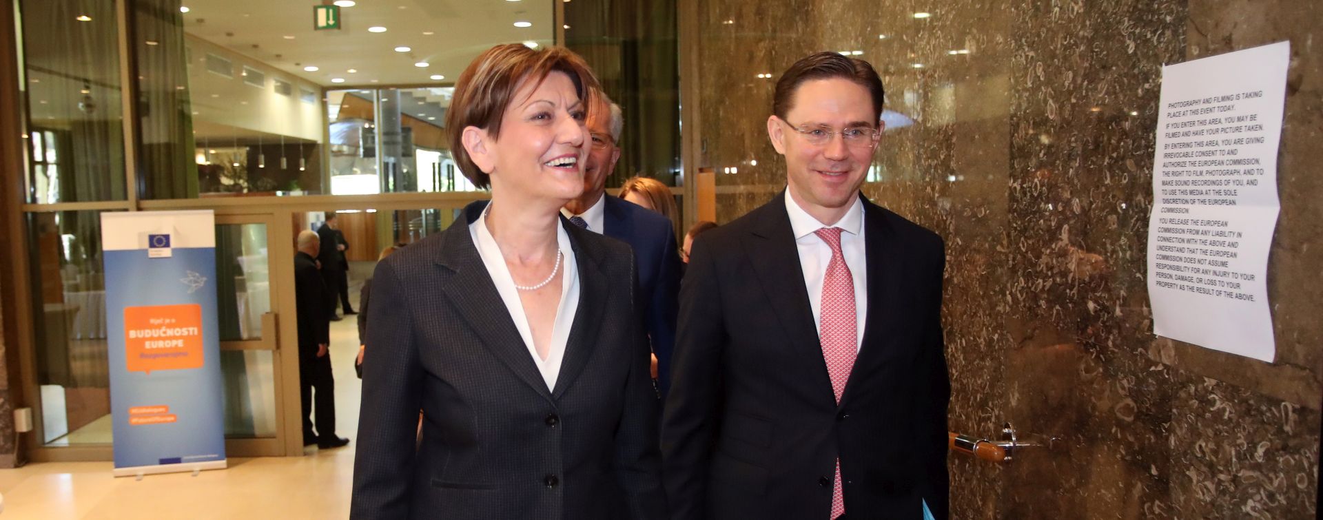 Zagreb, 13.04.2018 - U organizaciji Jutarnjeg lista odrana je konferencija "Europski fond za strateka ulaganja (EFSU) - prednosti i prilike za poduzetnike i lokalne jedinice" u maloj dvorani KD Vatroslav Lisinski. Na slici potpredsjednik Europske komisije za radna mjesta, rast, ulaganja i konkurentnost Jyrki Katainen i potpredsjednica Vlade i ministrica gospodarstva, poduzetnitva i obrta Martina Daliæ.
foto HINA/ Damir SENÈAR /ds
